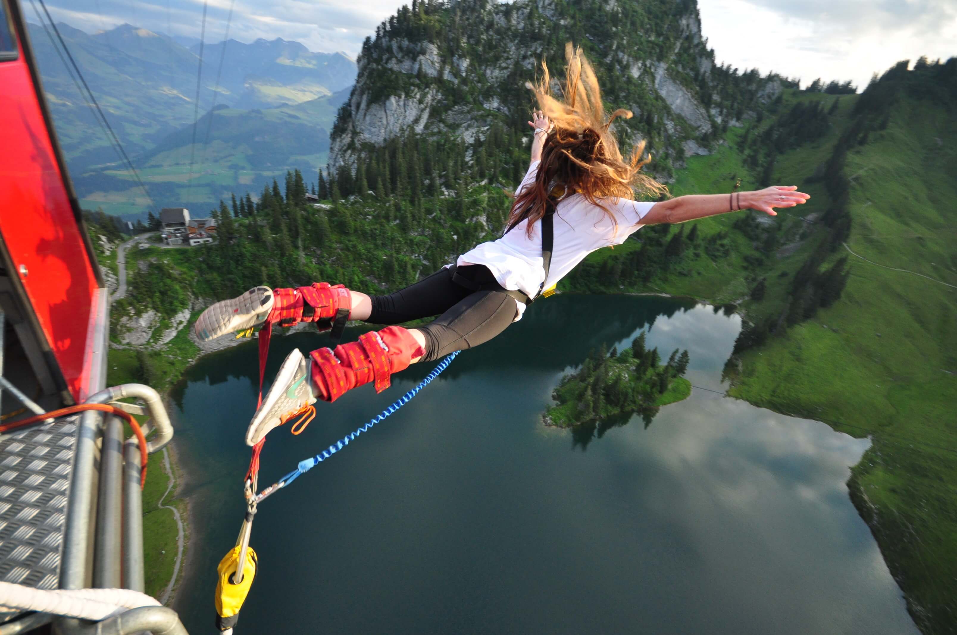 stockhorn-bungy-absprung-see-sommer