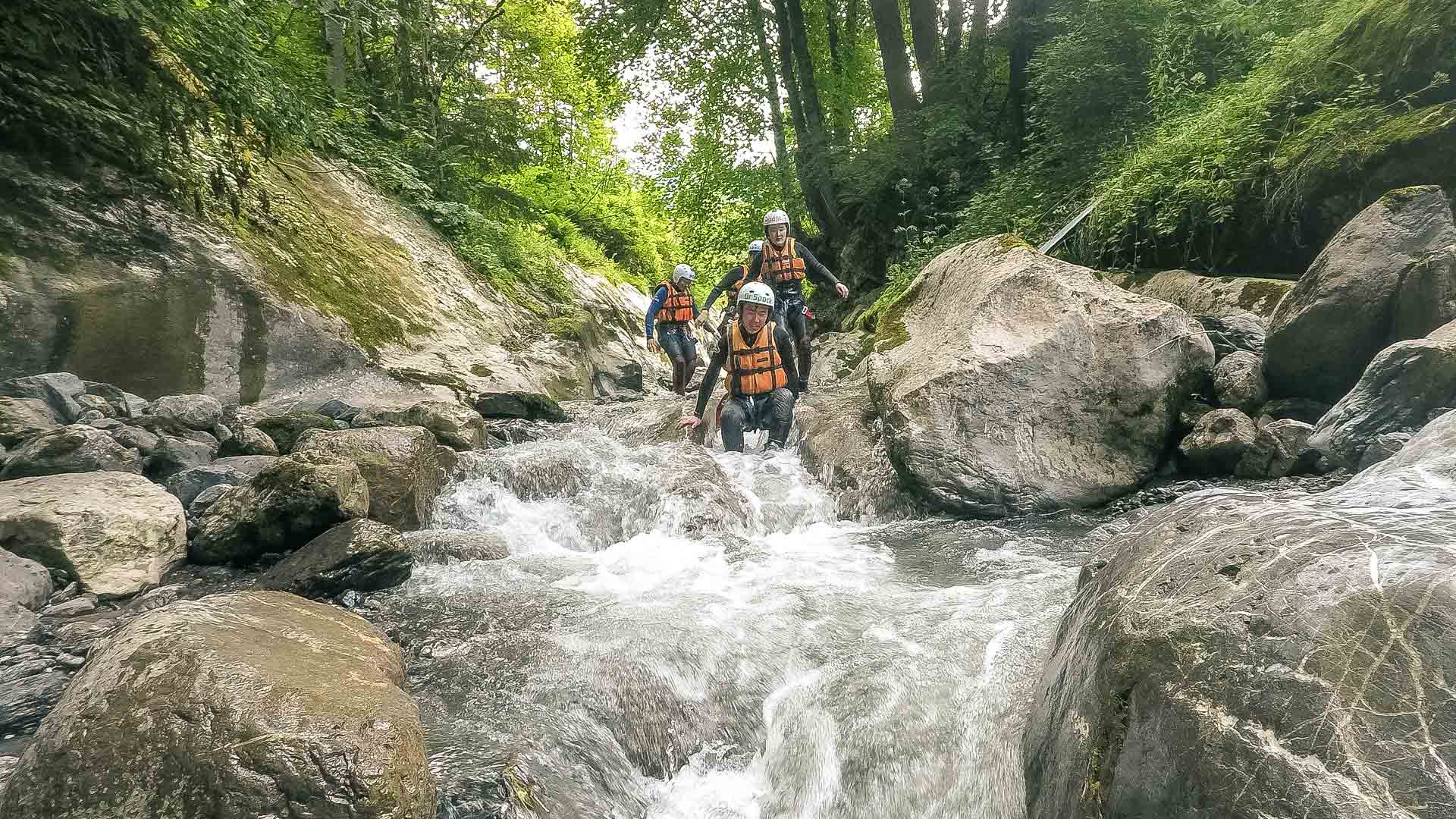 canyoning-adventure-einstieg-wasser