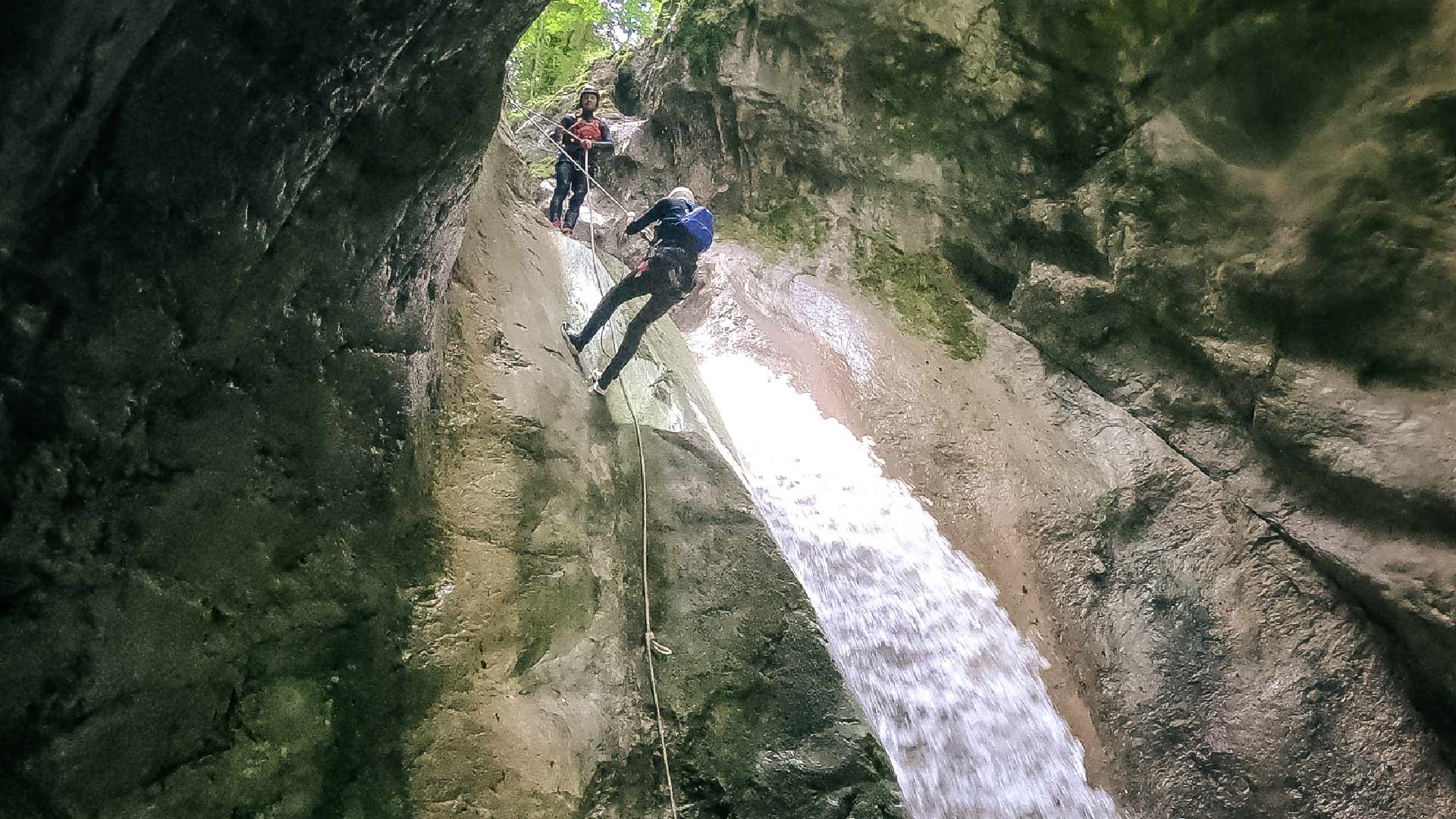 canyoning-outdoor-adventure-abseilen-wasserfall
