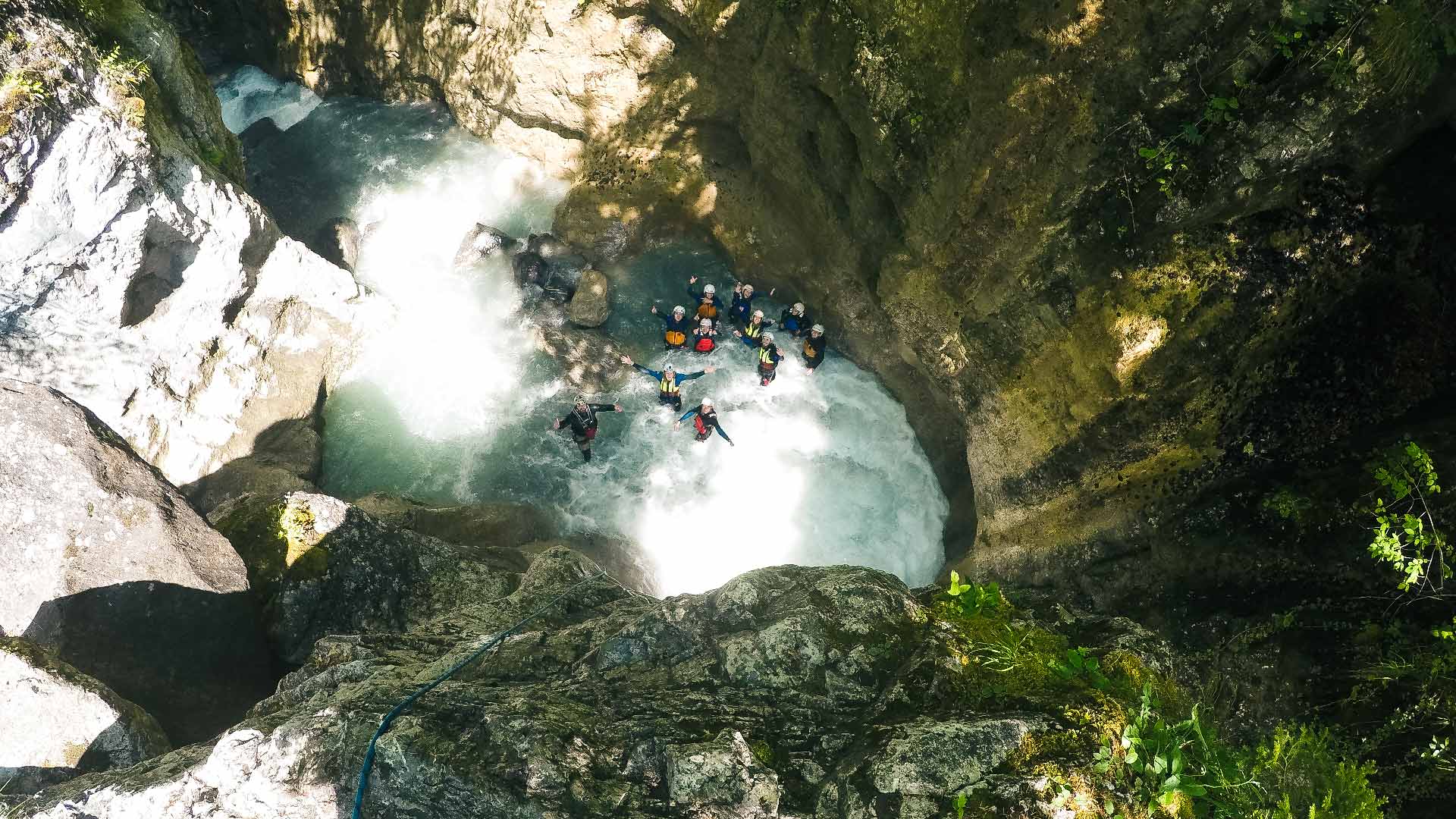 canyoning-schlucht-gruppe-wasser