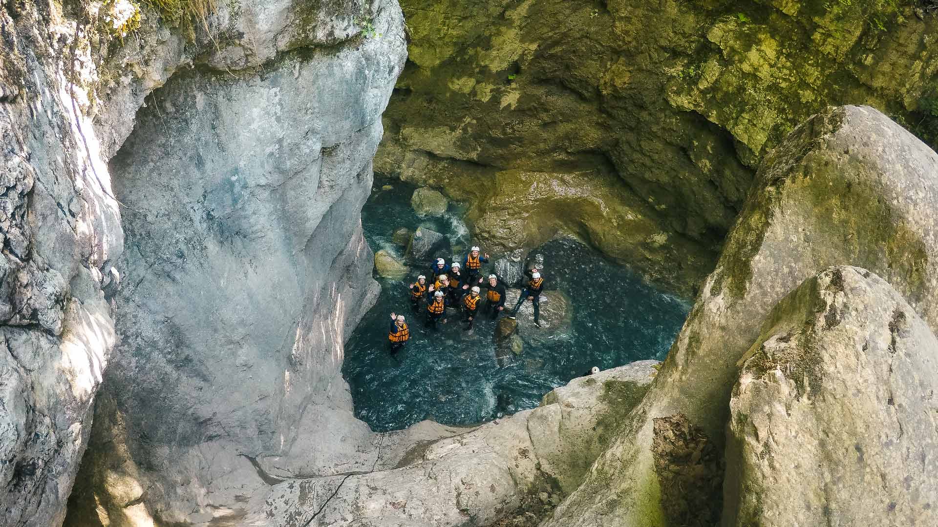 canyoning-schlucht-wasser-gruppe