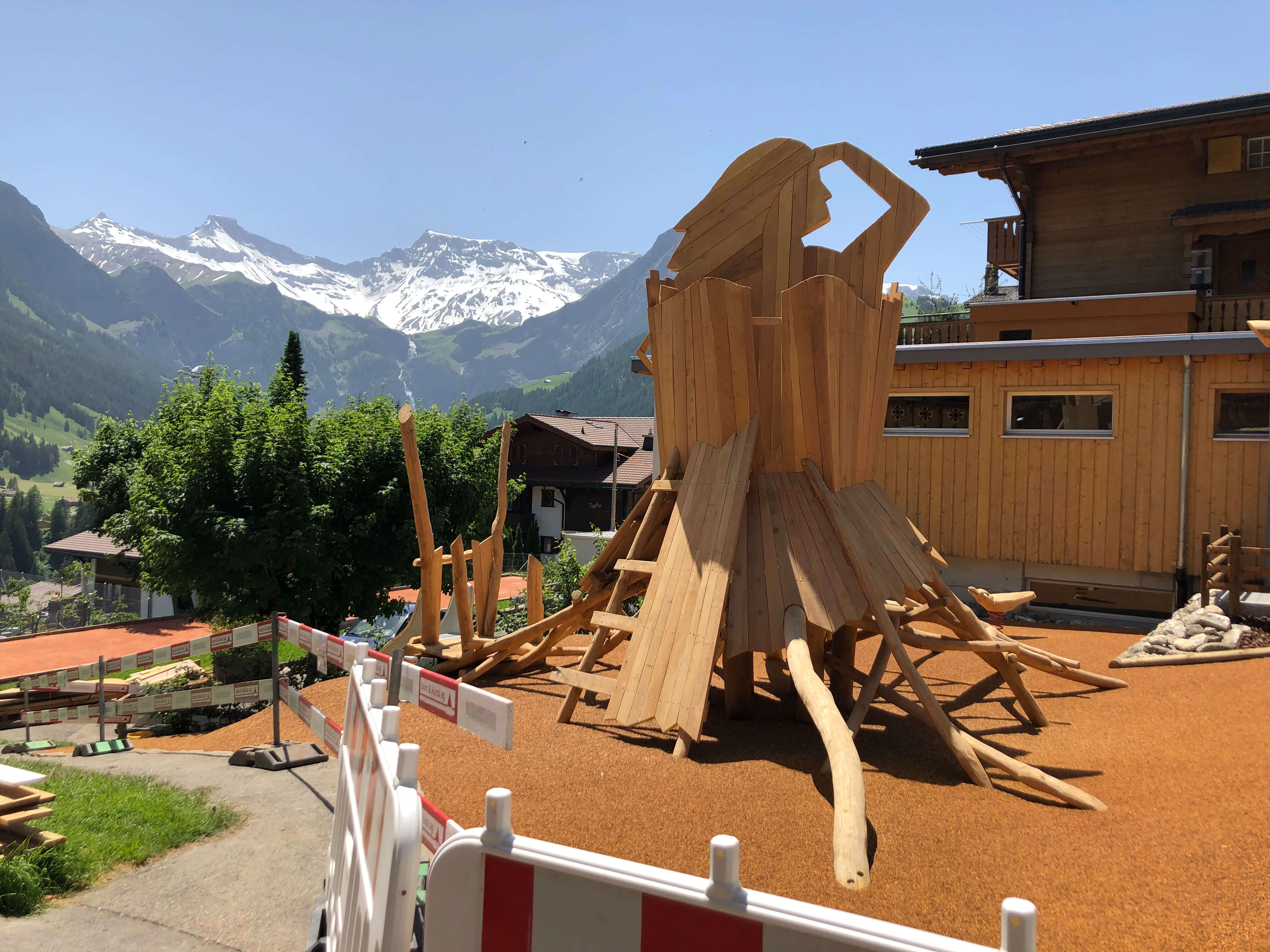Holzkunstwerk mit Blick auf Berge