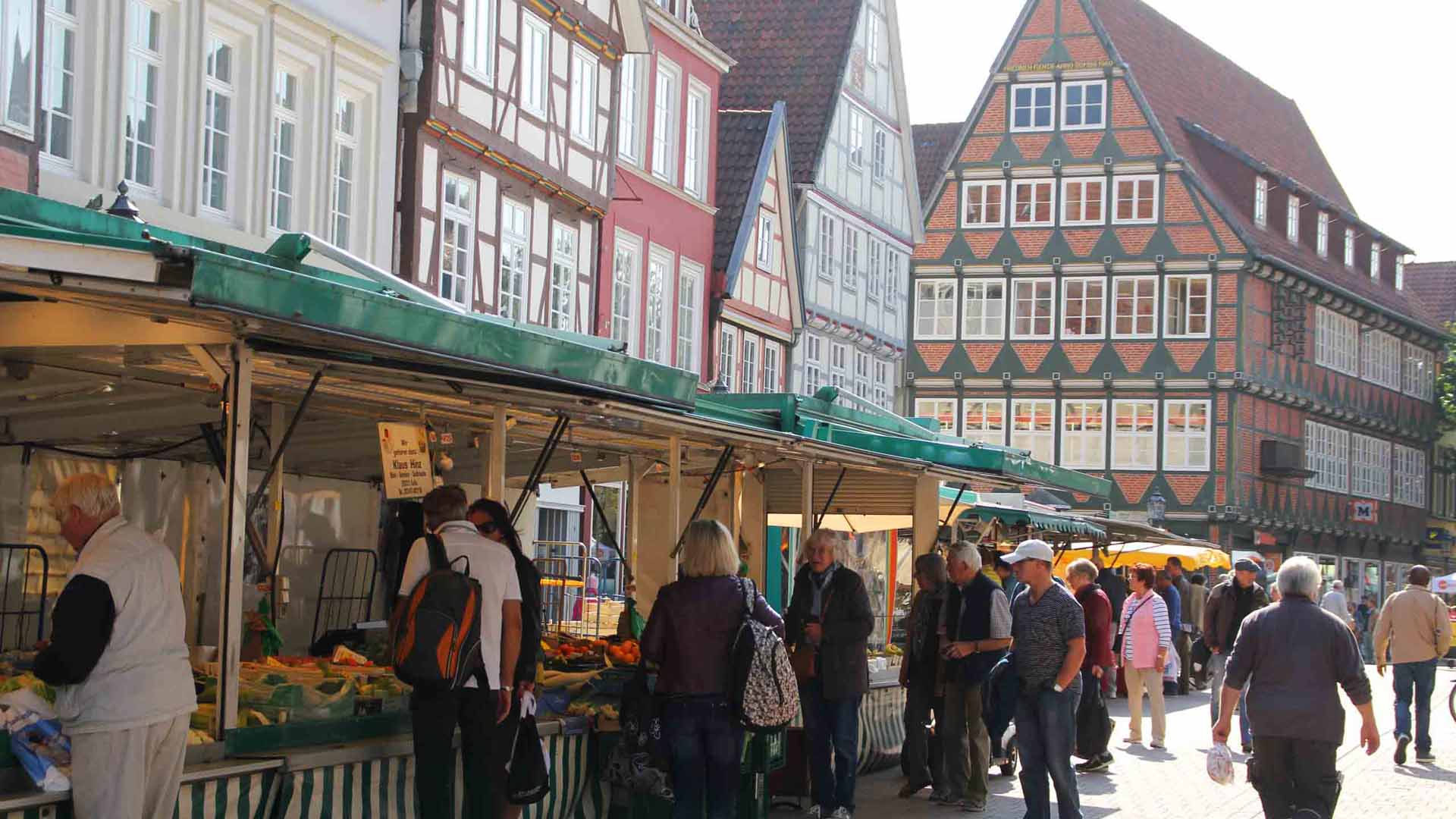 Bild vergrößern: Wochenmarkt in der Celler Altstadt