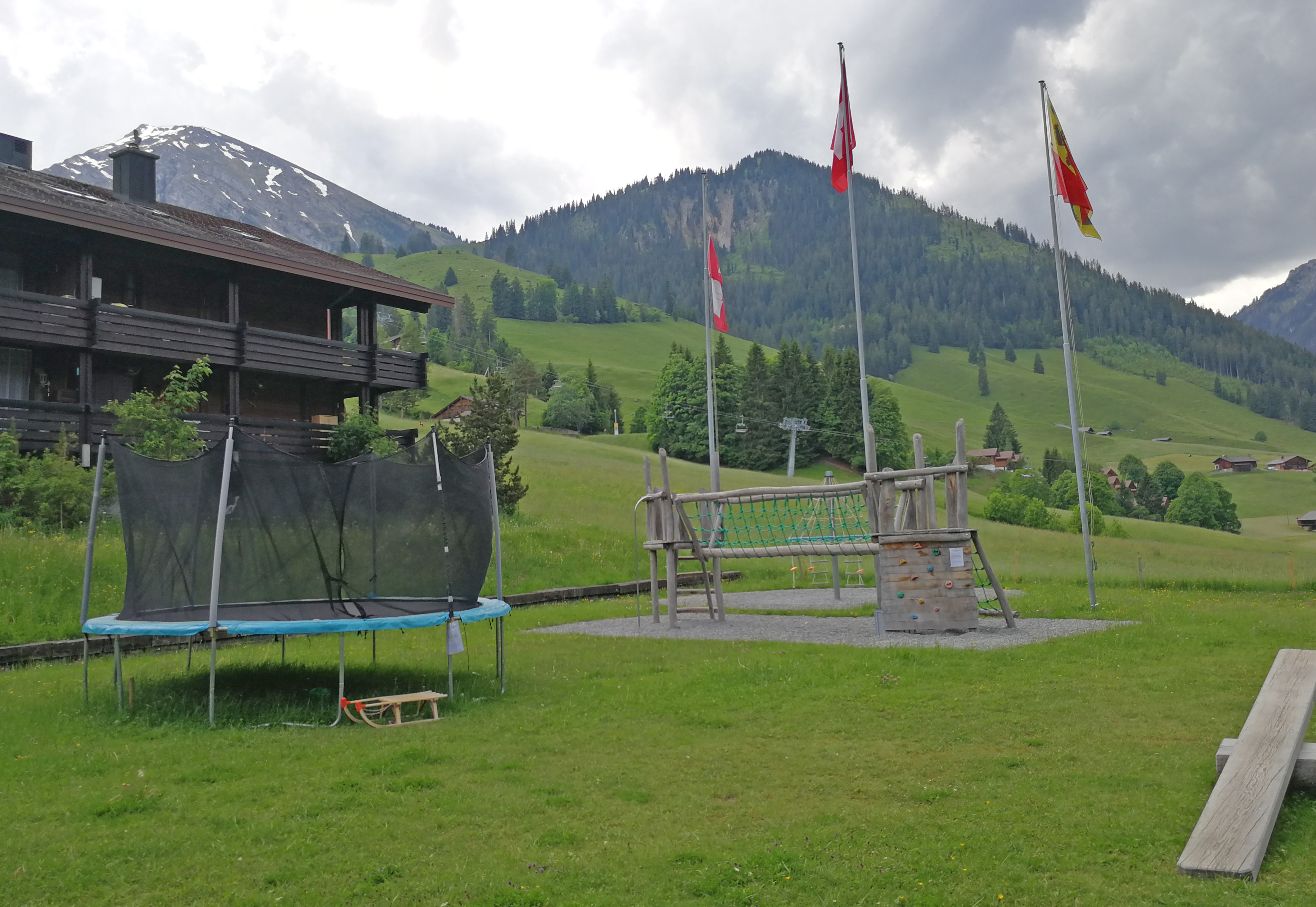 Grosszügiger Spielplatz mit Trampolin, Kletterturm und Karusell