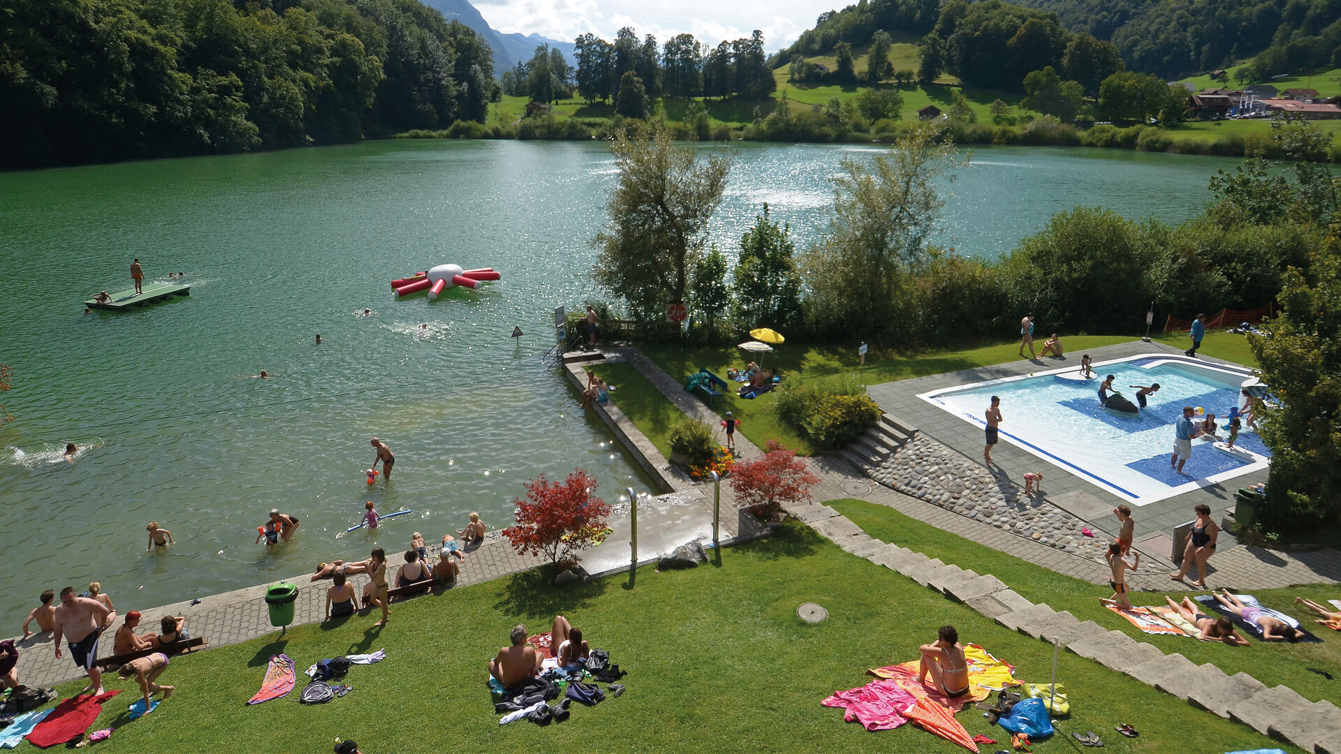 ringgenberg-naturstrandbad-burgseeli-sommer-betrieb-besucher