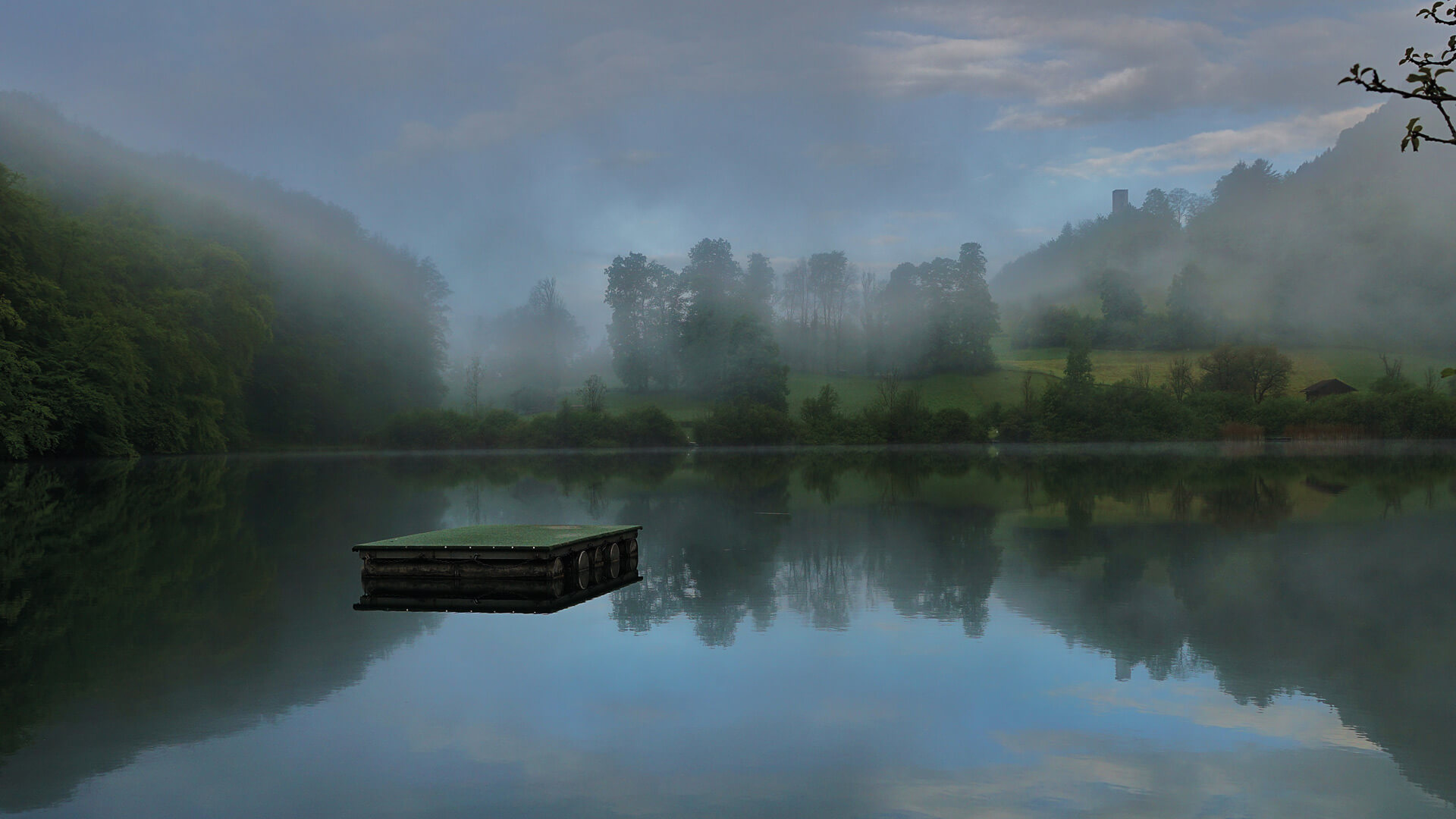 ringgenberg-naturstrandbad-burgseeli-spaetsommer-nebel