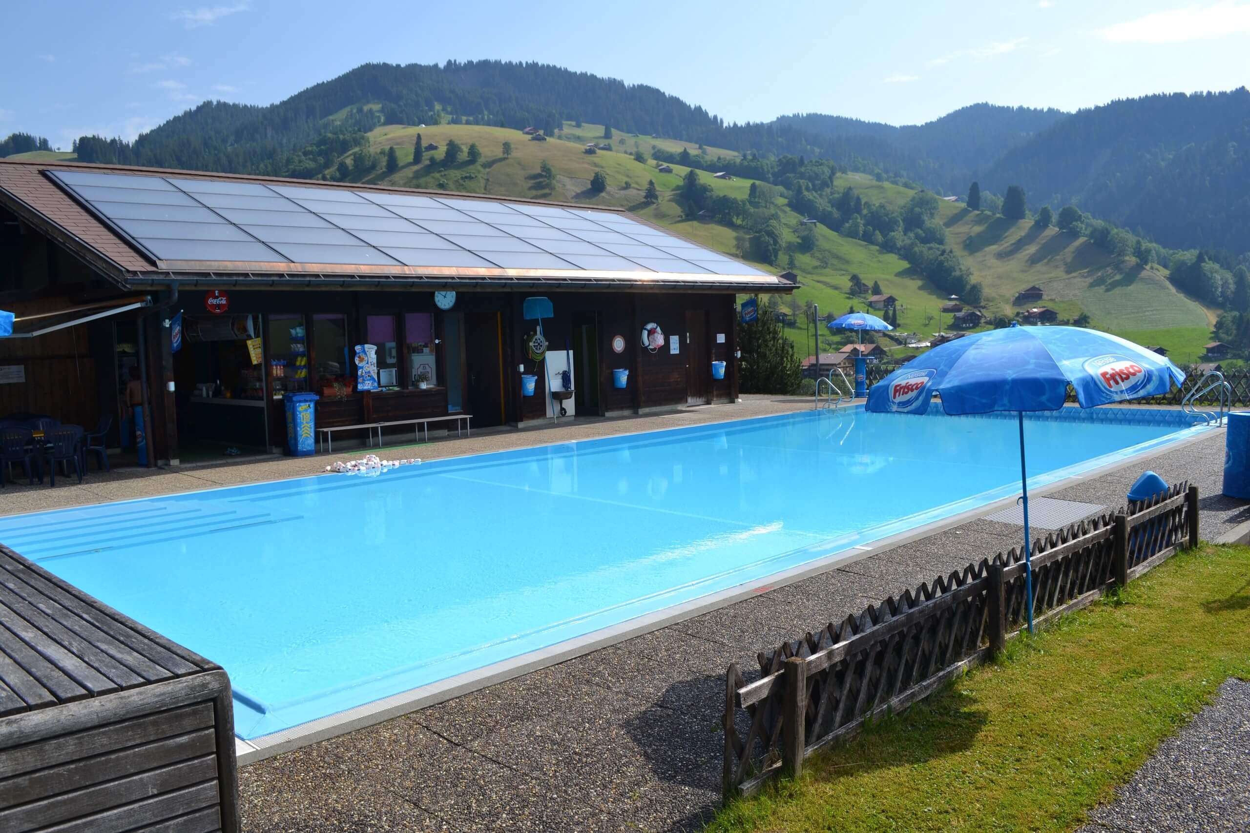 habkern-schwimmbad-freiluft-sommer-panorama-naturidylle