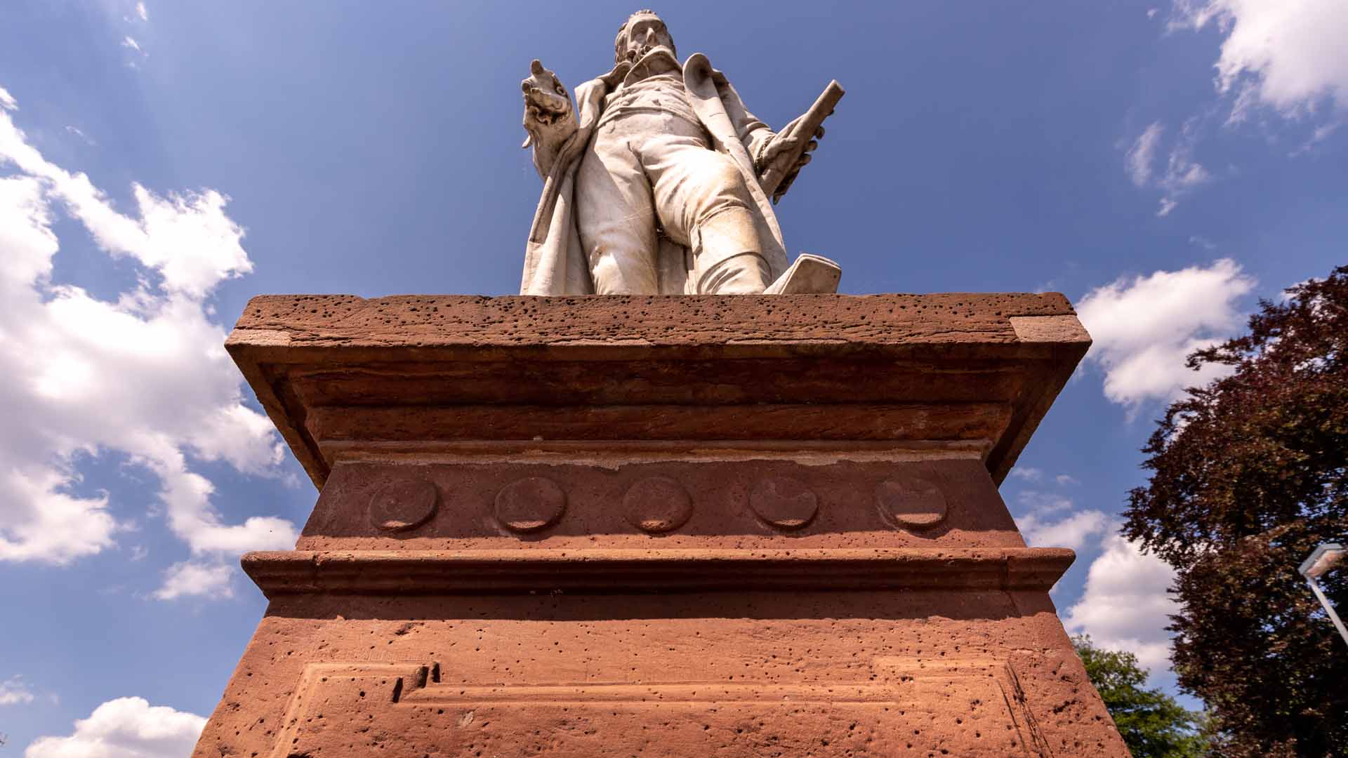 Albrecht Thaer Denkmal von unten