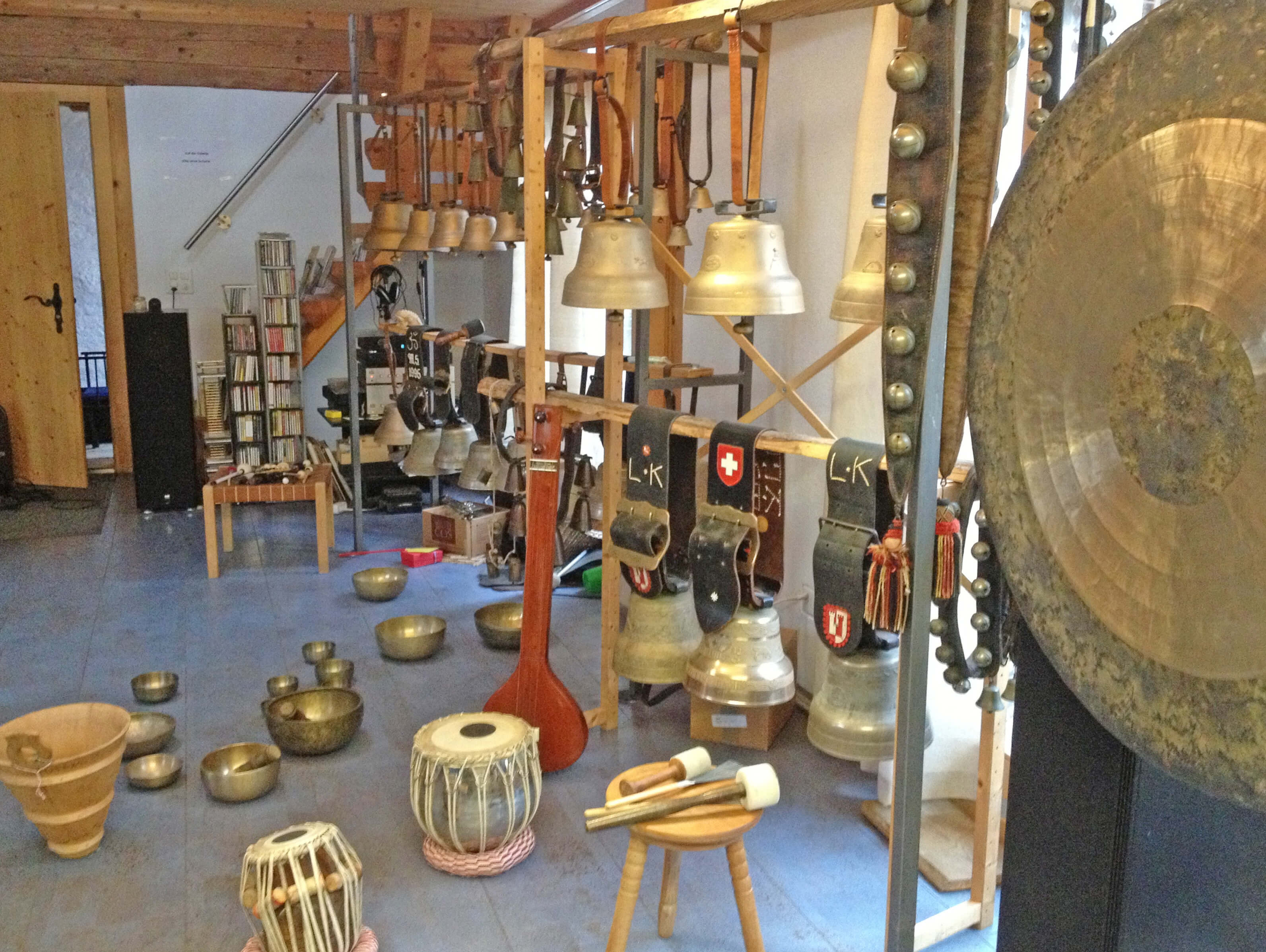 Klangstudio mit diversen Glocken und Klangschalen