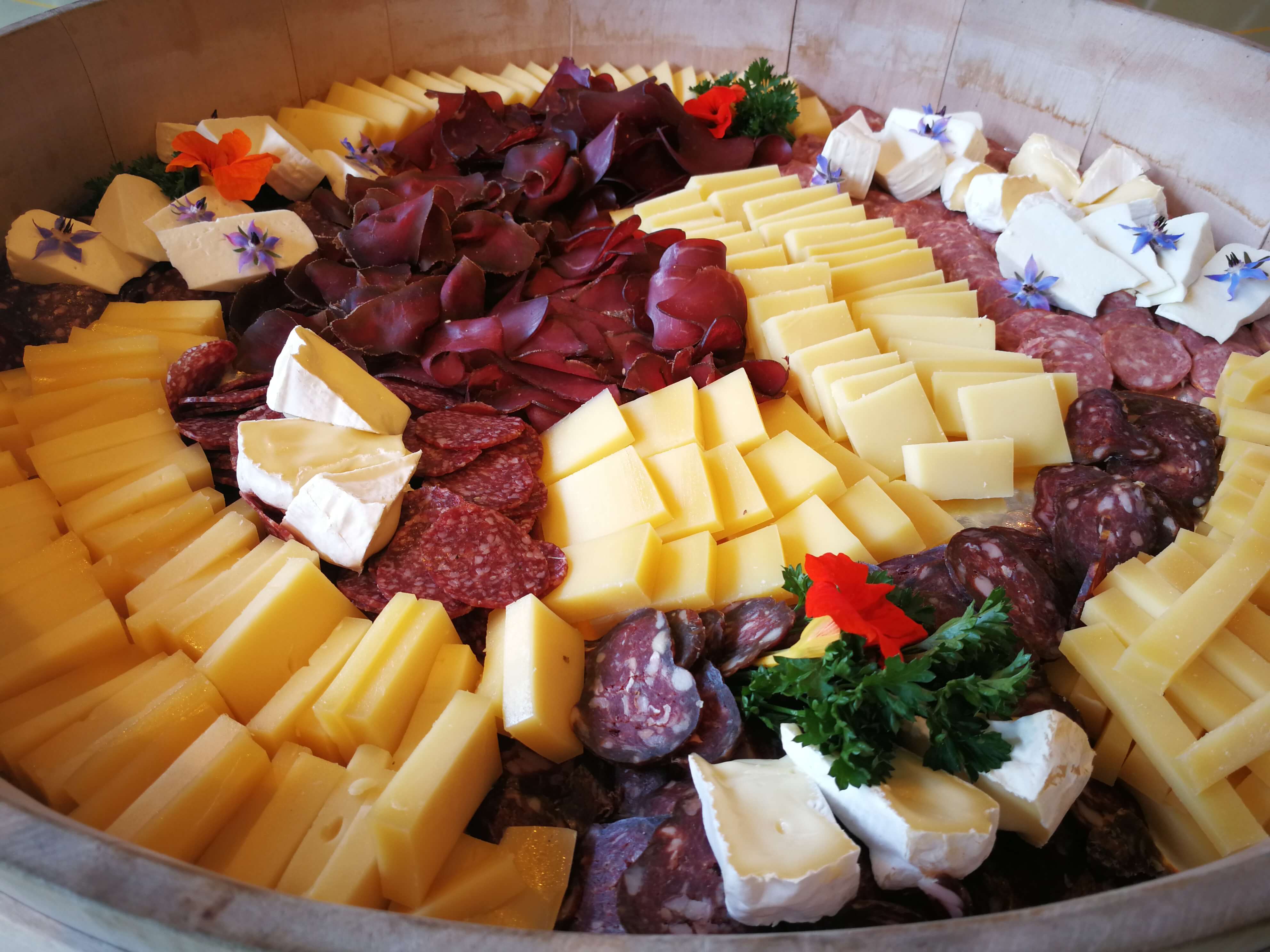 Meat and cheese platters can be ordered from the «Buurelädeli» farmers shop