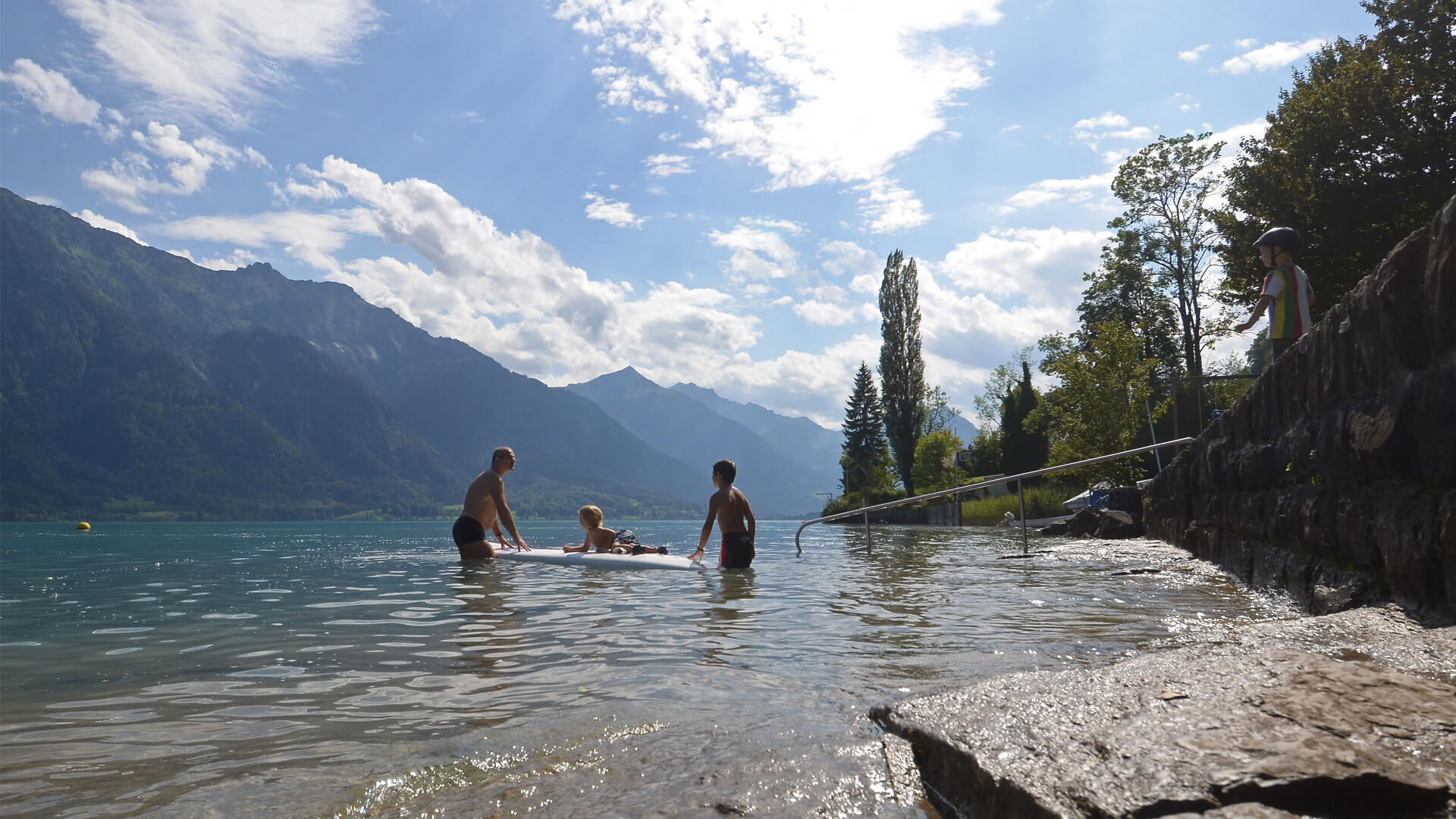 niederried-freibad-sommer-familie-brienzersee
