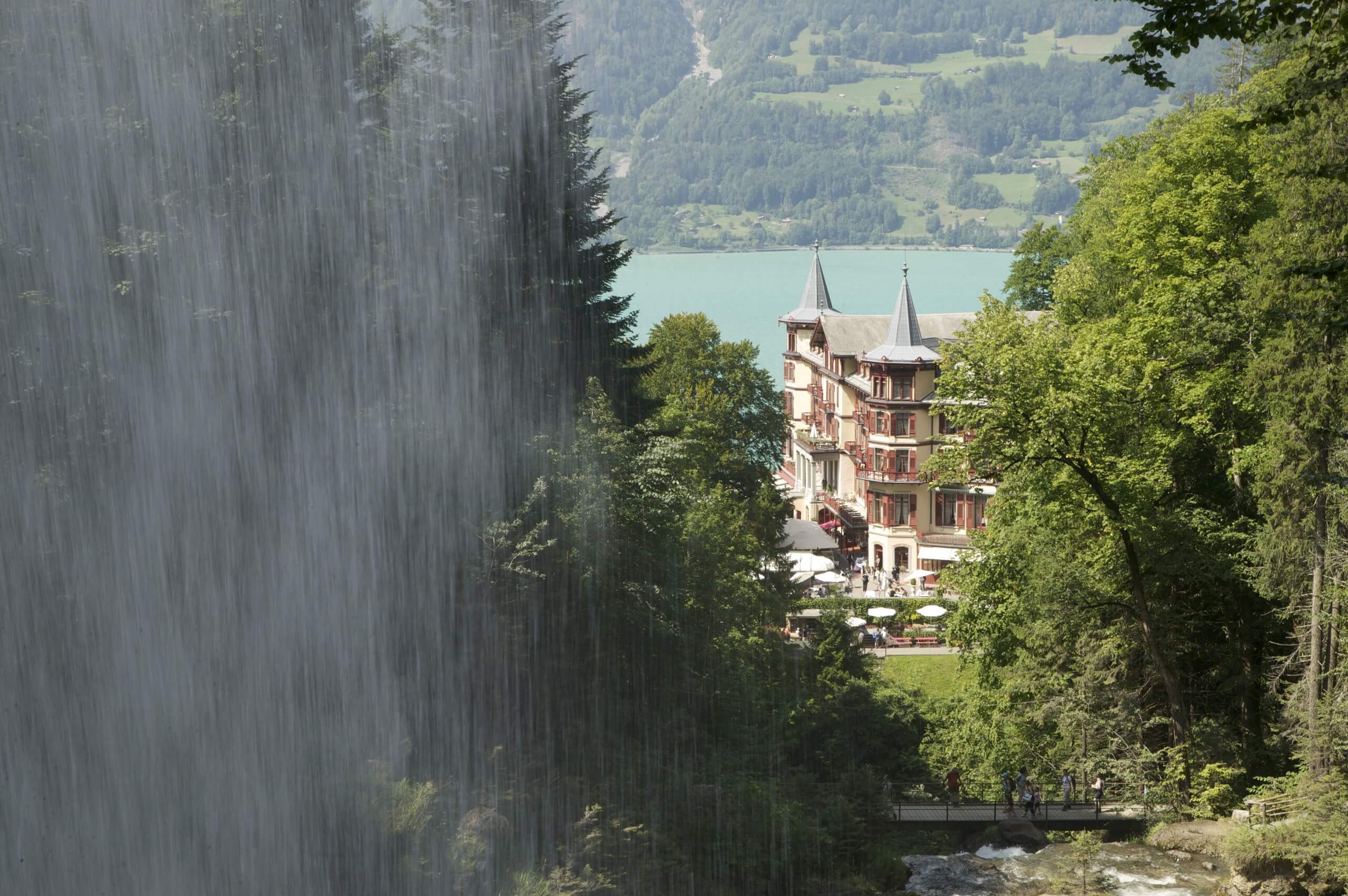 brienz-giessbach-wasserfaelle-sommer-hotel-see