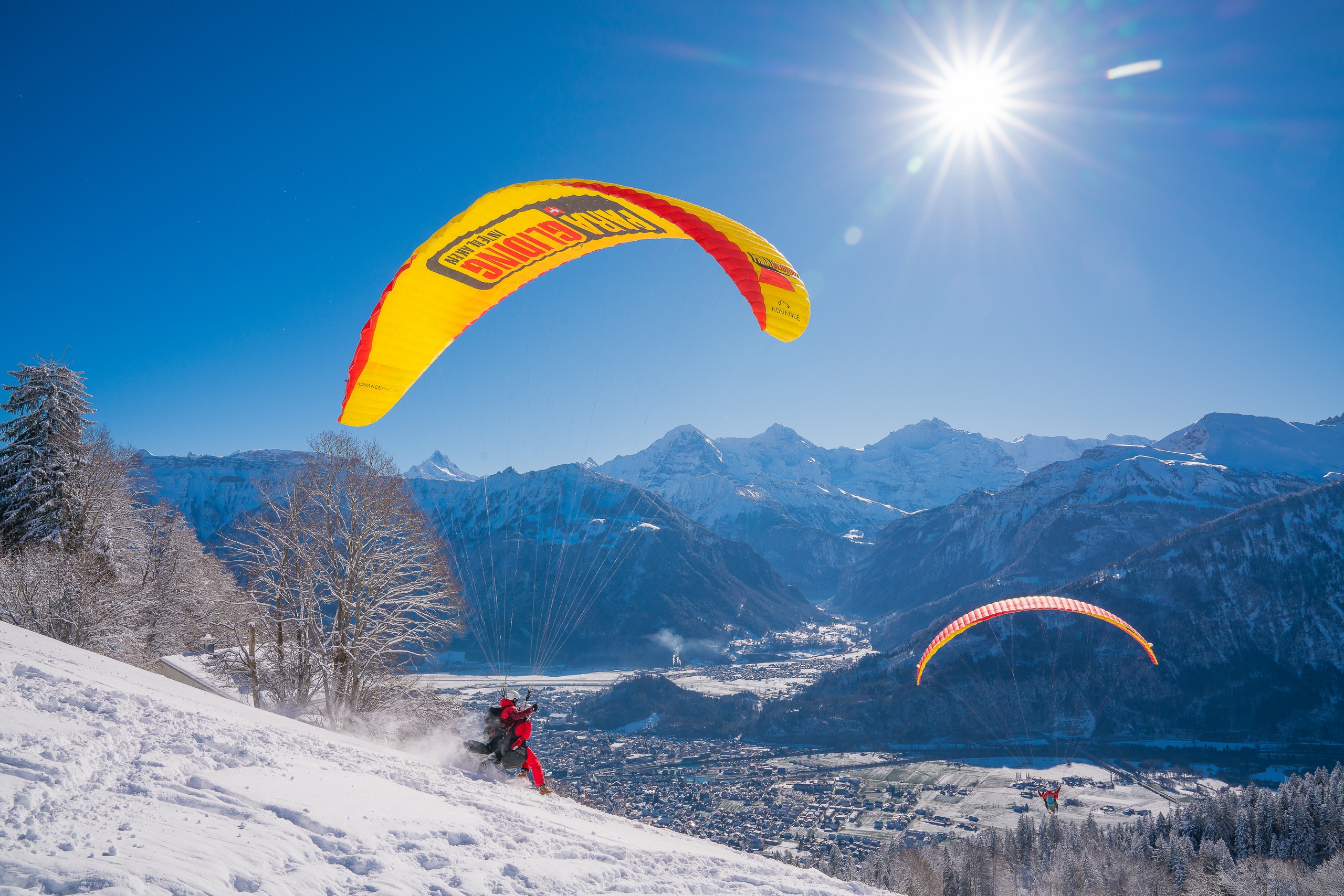 paragliding-interlaken-berge-winter-schnee