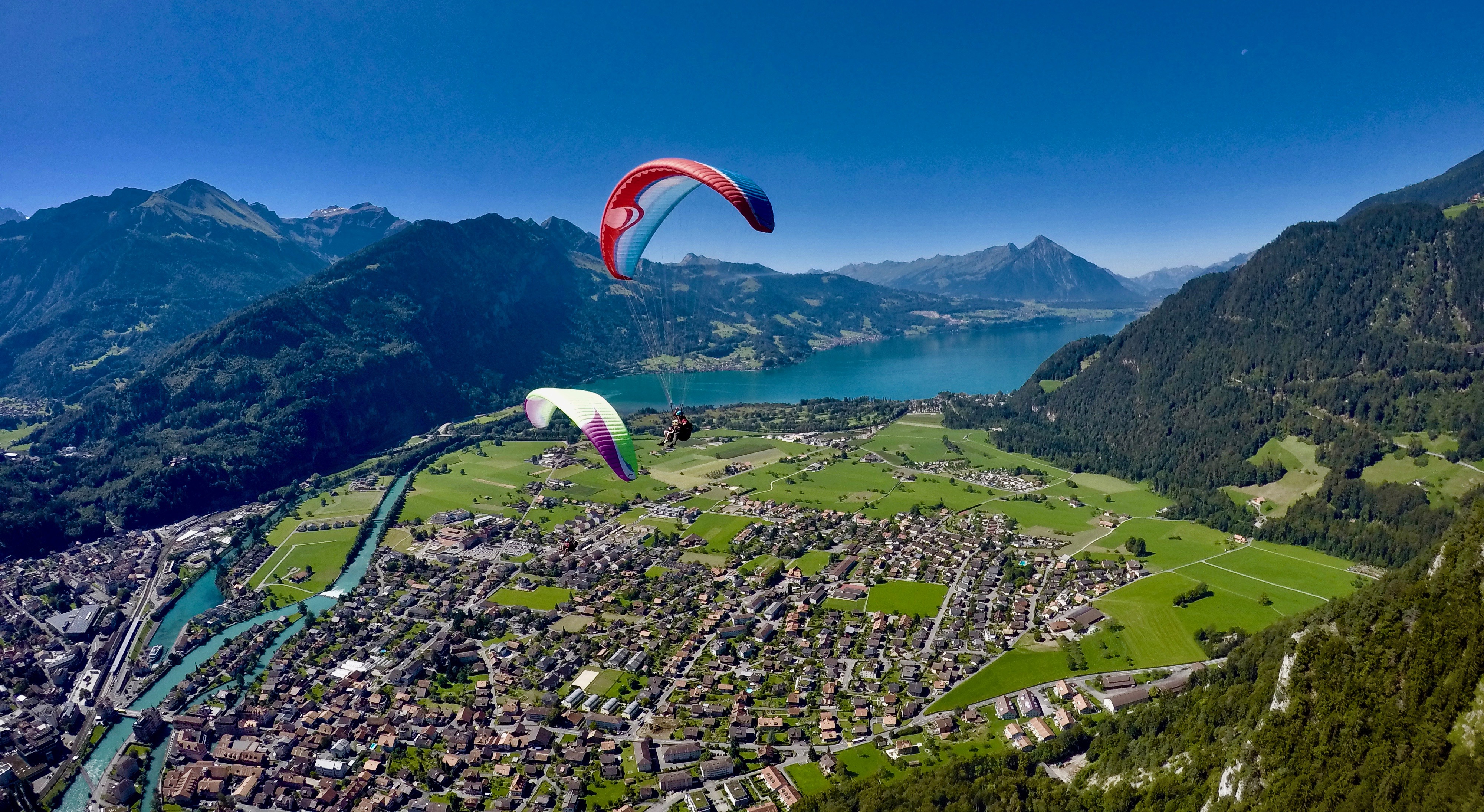 swiss-paragliding-boedeli-aare-thunersee-sommer