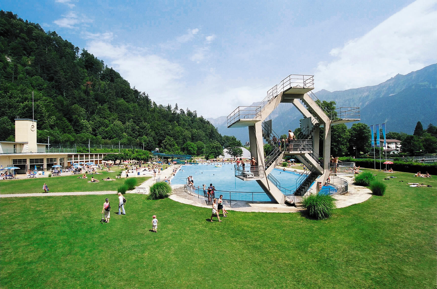interlaken-boedelibad-springturm-sommer-liegewiese
