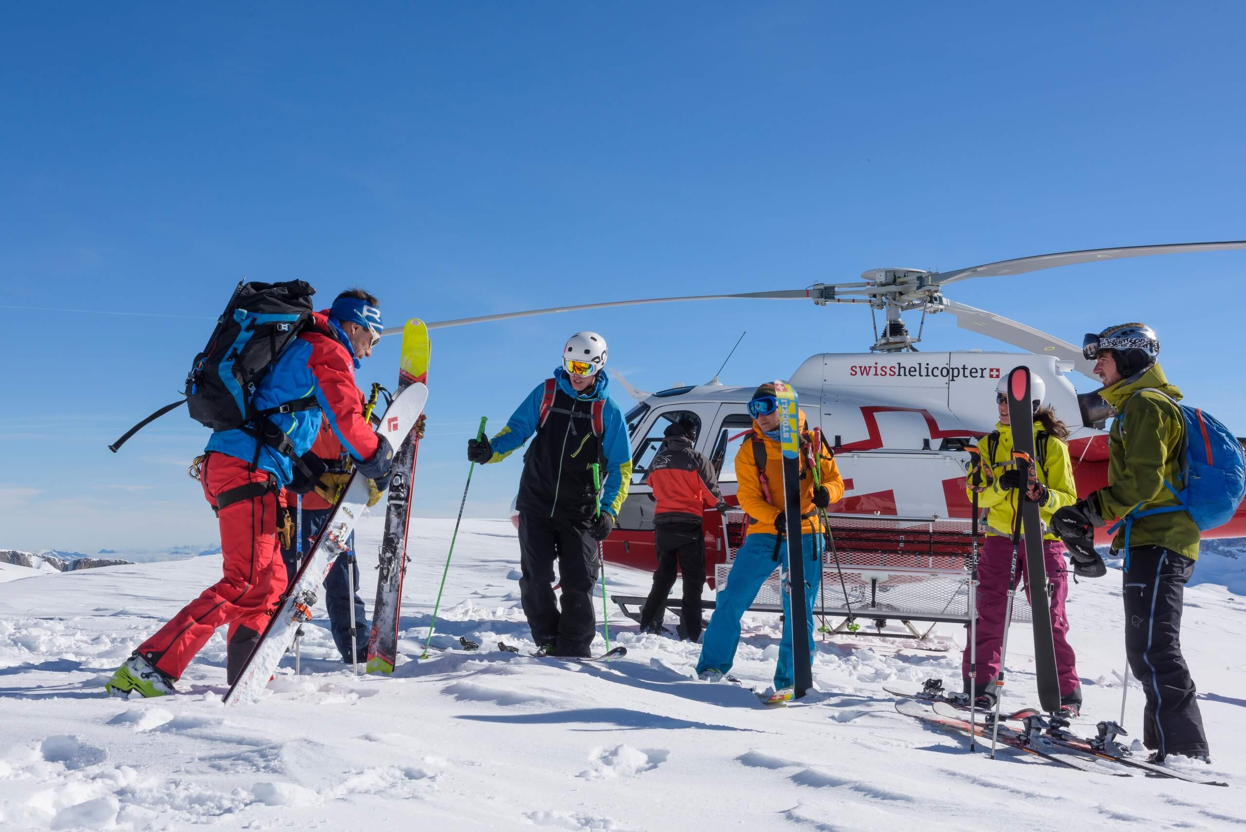 swiss-helicopter-rundflug-ski-tour-winter-schnee