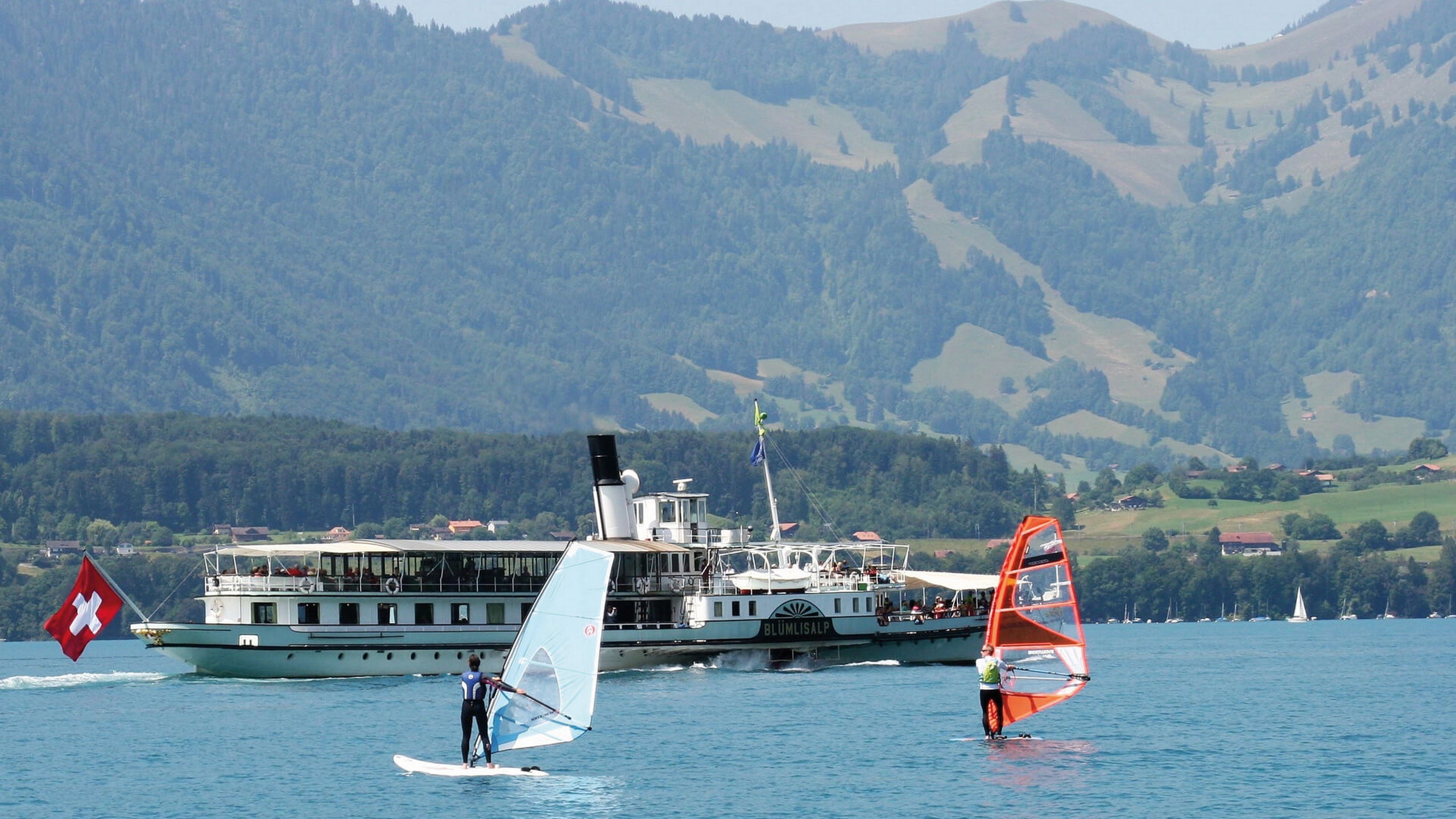 windsurfen-badhuus-gunten-am-thunersee-sommer-wassersport
