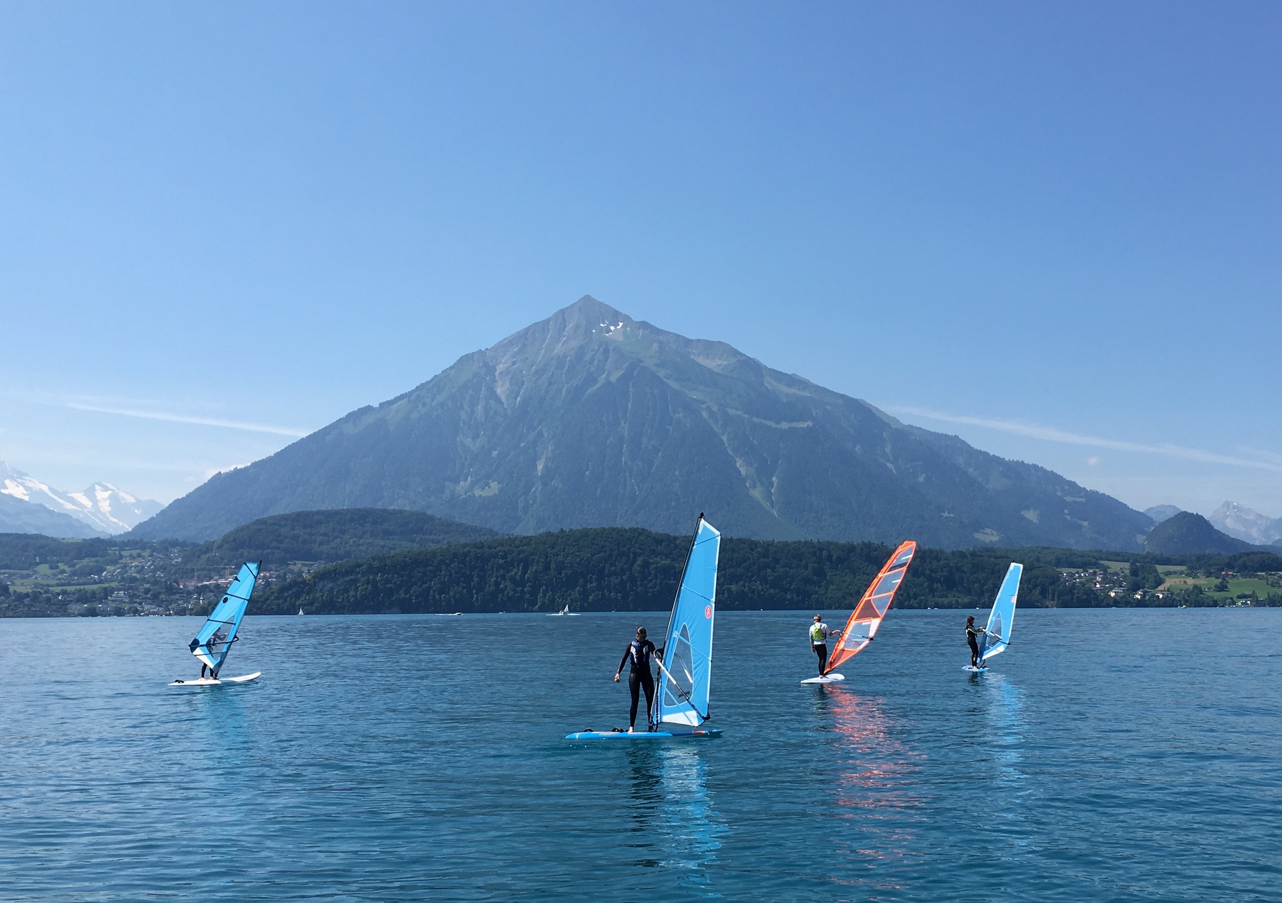 windsurfen-badhuus-sommer-gunten-am-thunersee-wasseraktivitaet