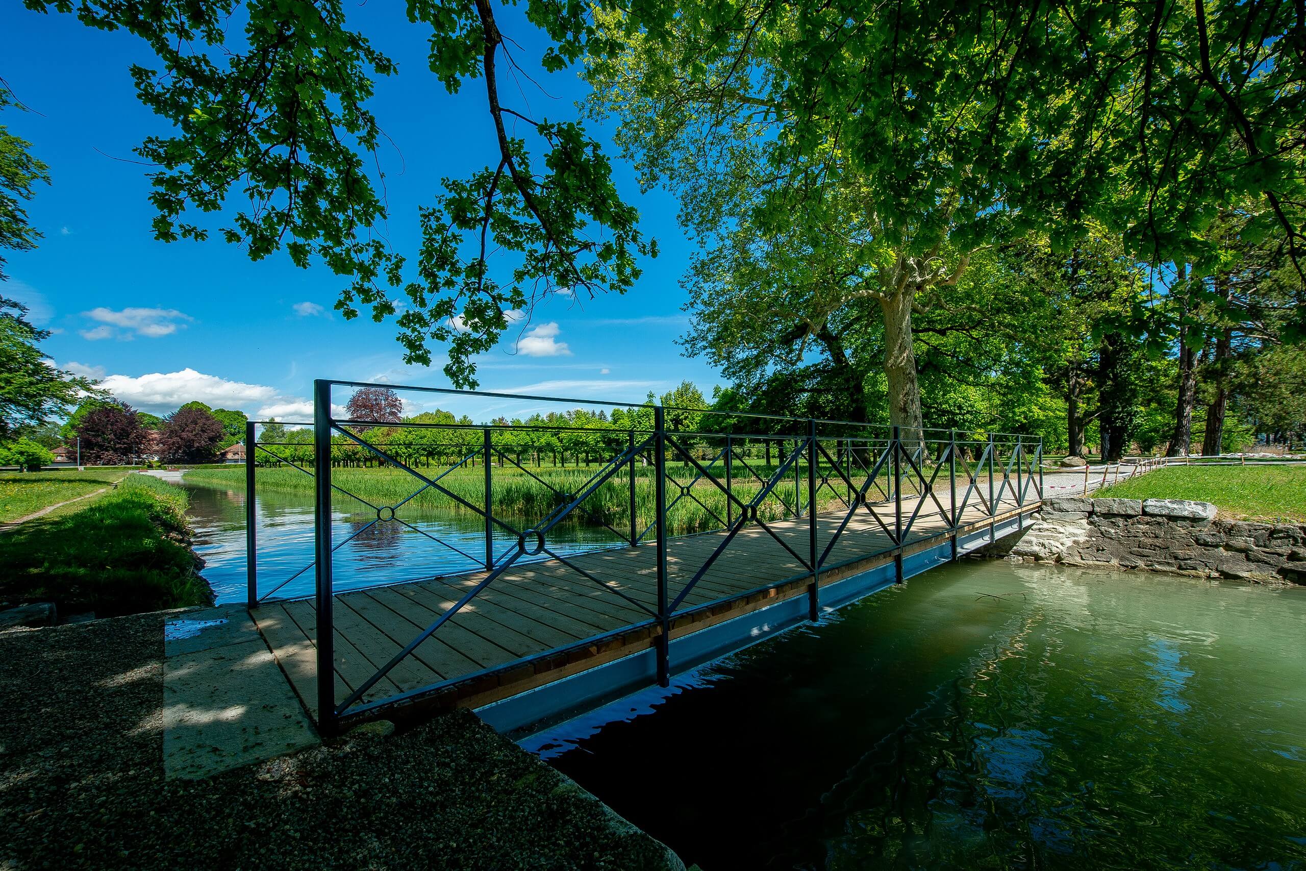 thun-bonstettenpark-kanal-bruecke-sommer