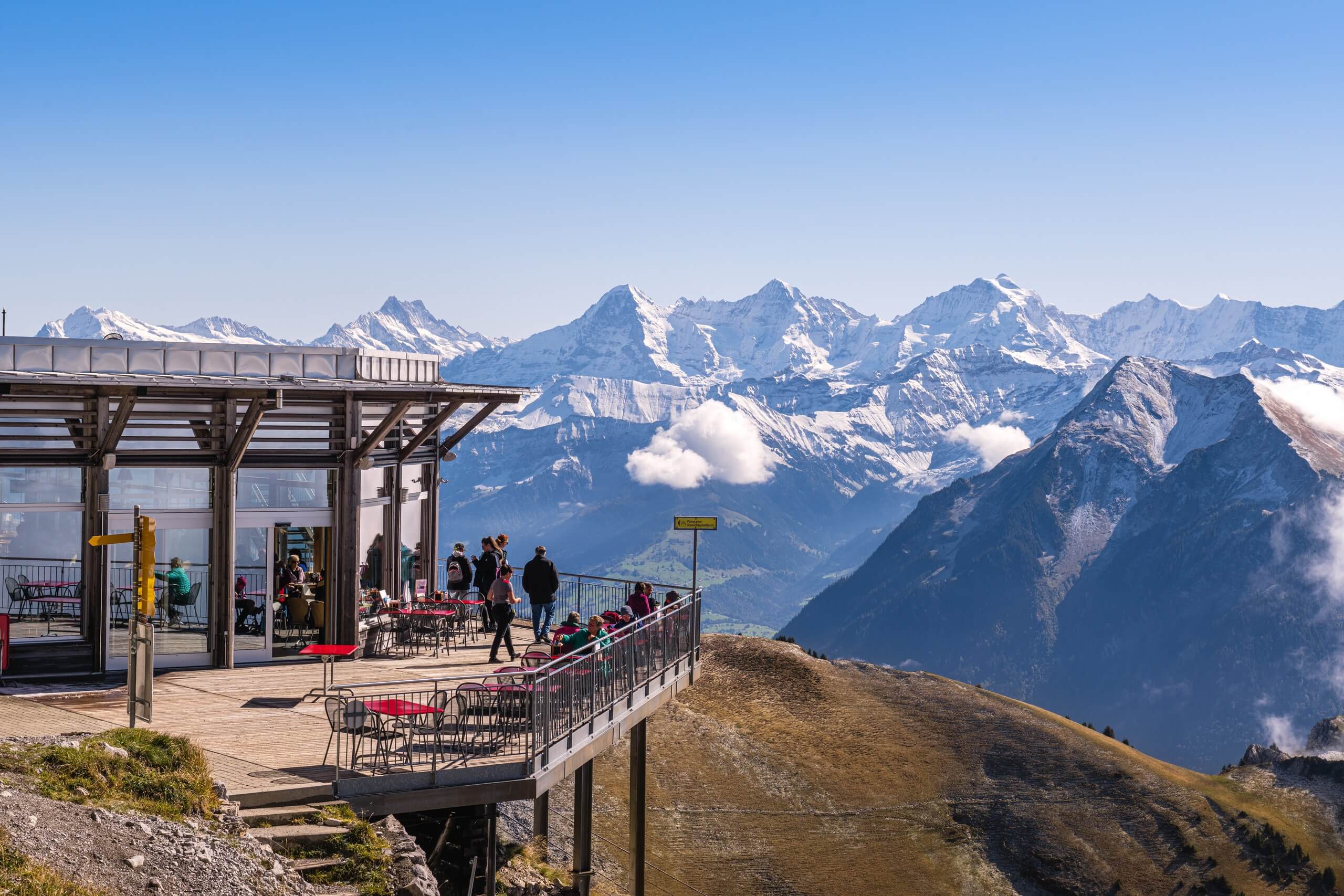 stockhorn-bergrestaurant-terrasse-herbst-panorama