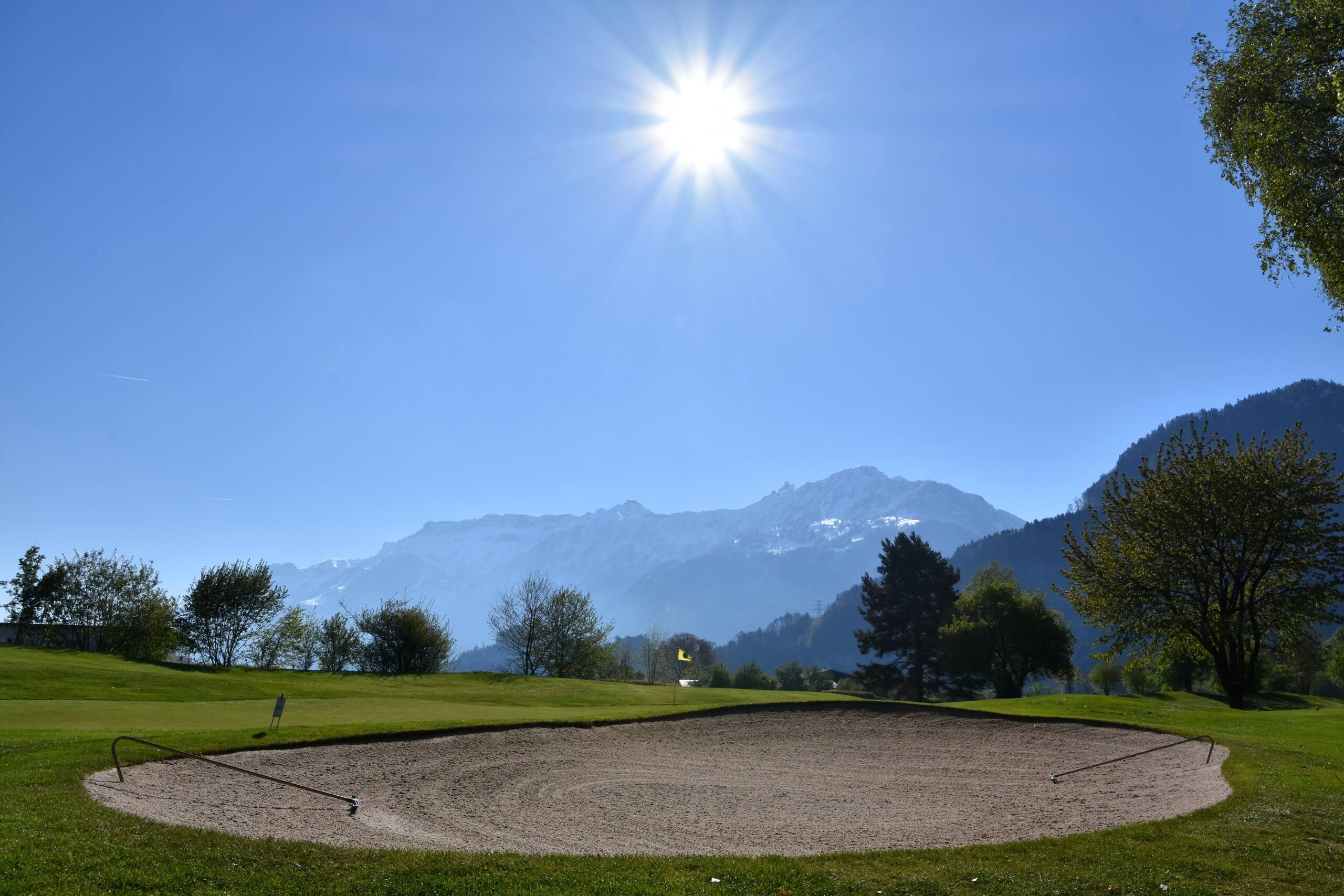 unterseen-golfplatz-sommer-sonnenschein