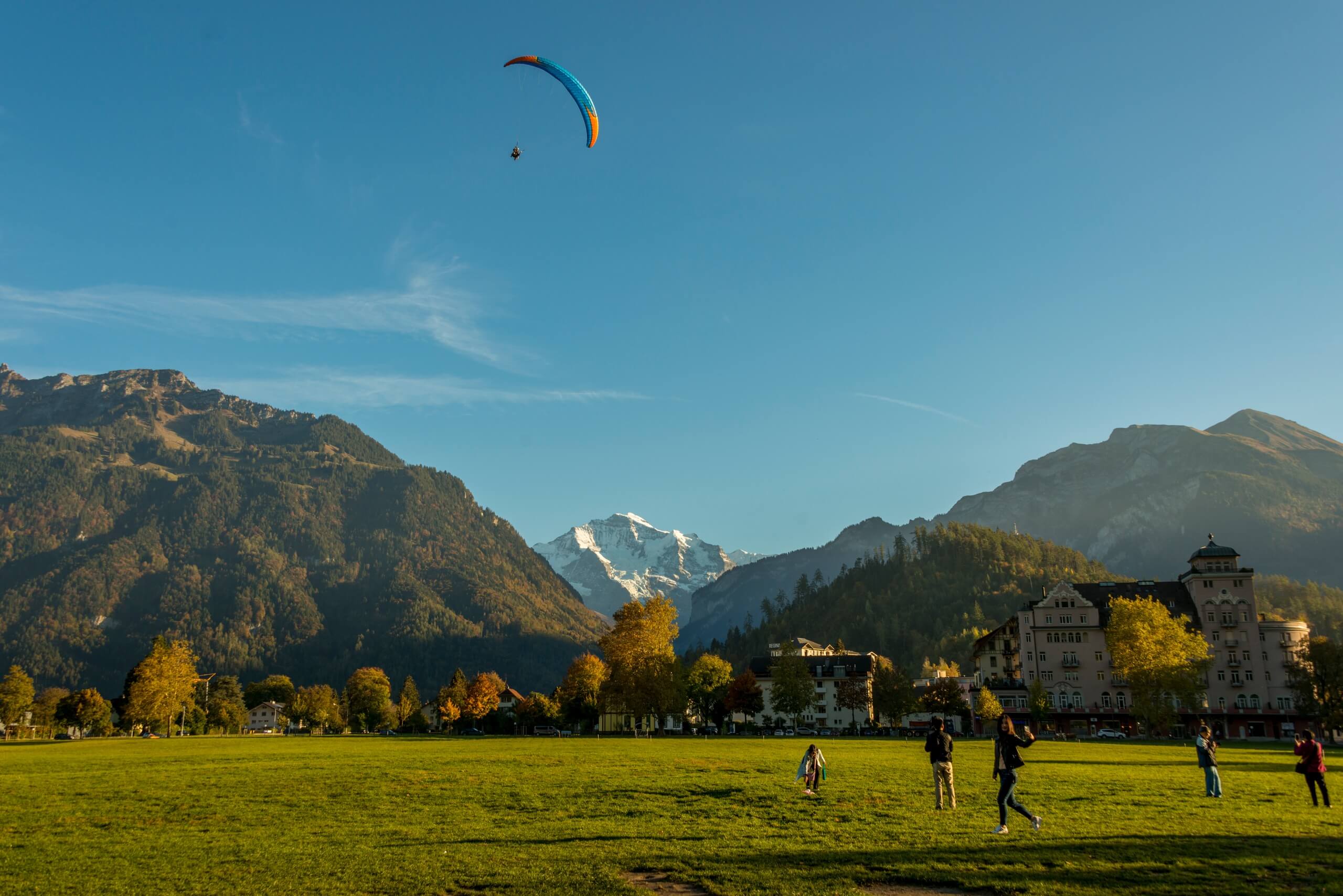interlaken-twin-paragliding-jungfrau-berge-sommer