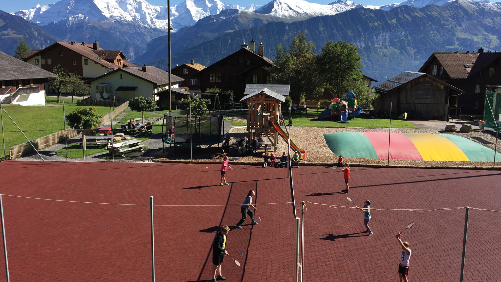 beatenberg-spielplatz-tennisplatz