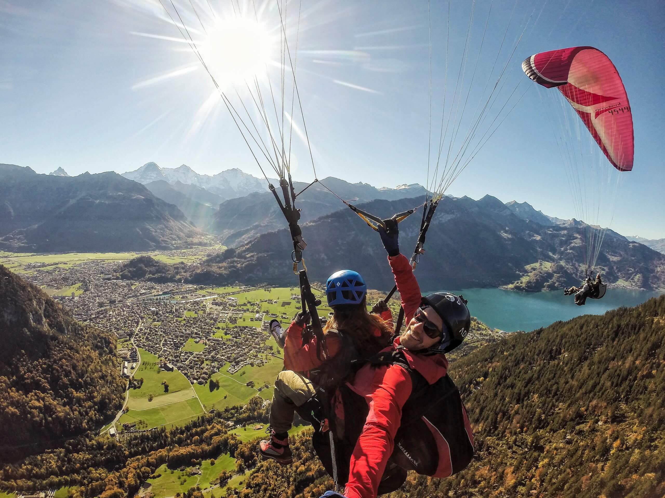 skywings-paragliding-interlaken-herbst-thunersee-sonne