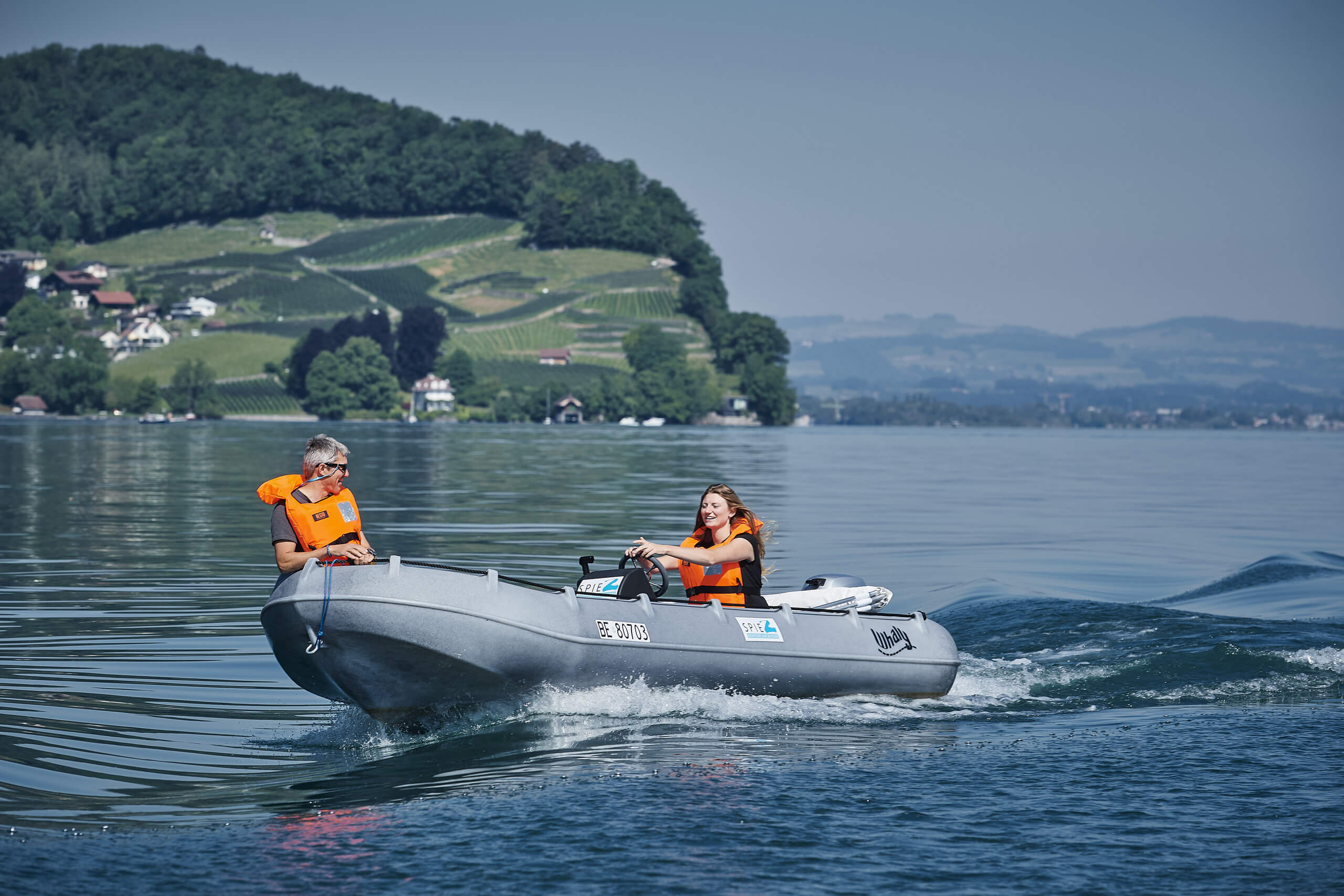 faulensee-thunersee-motorboot-wasser-sommer-spiez-bucht
