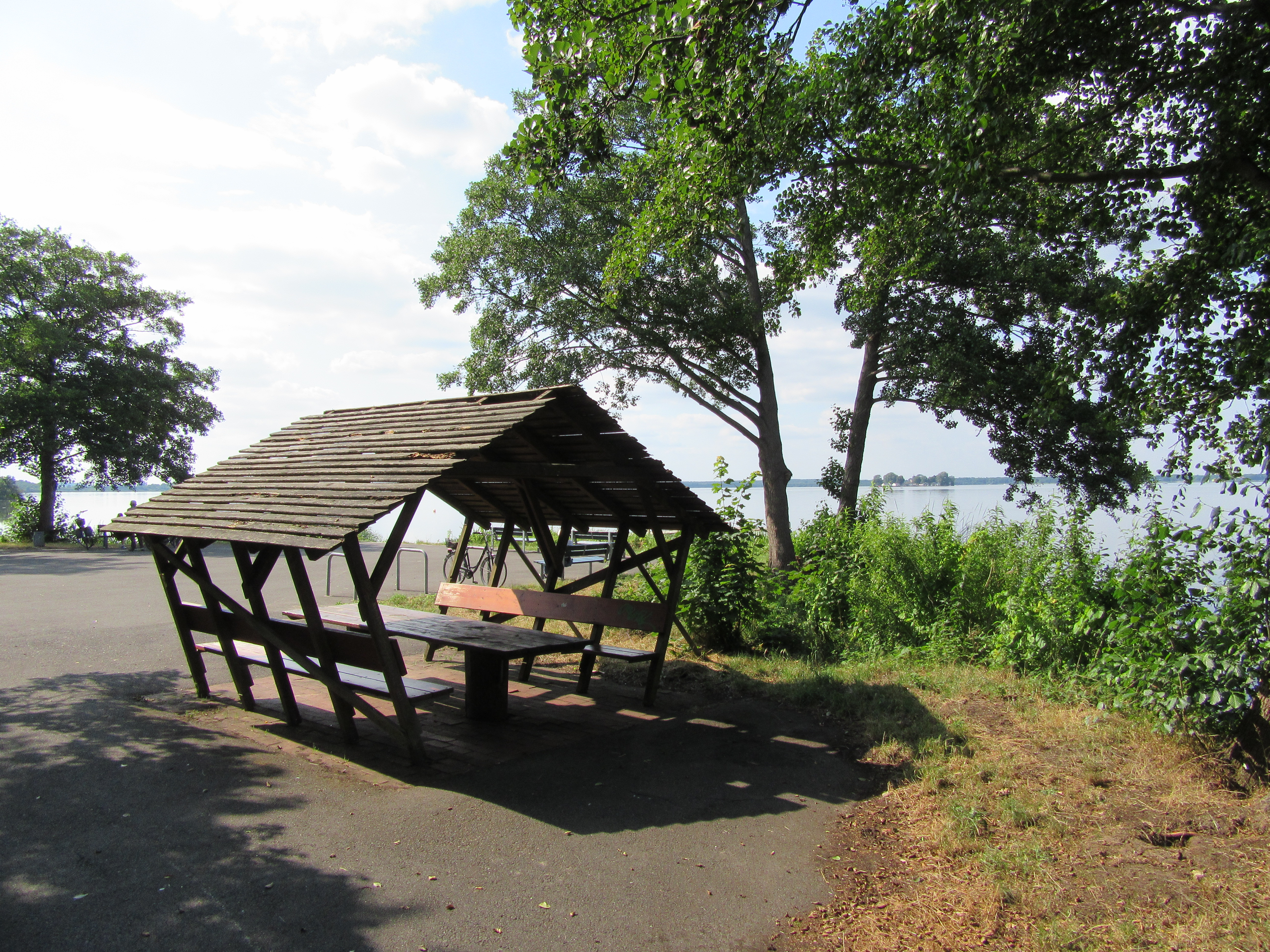 Picknickplatz in der Schutzhütte am Hagenburger Kanal Bastion mit Blick auf das Meer 2