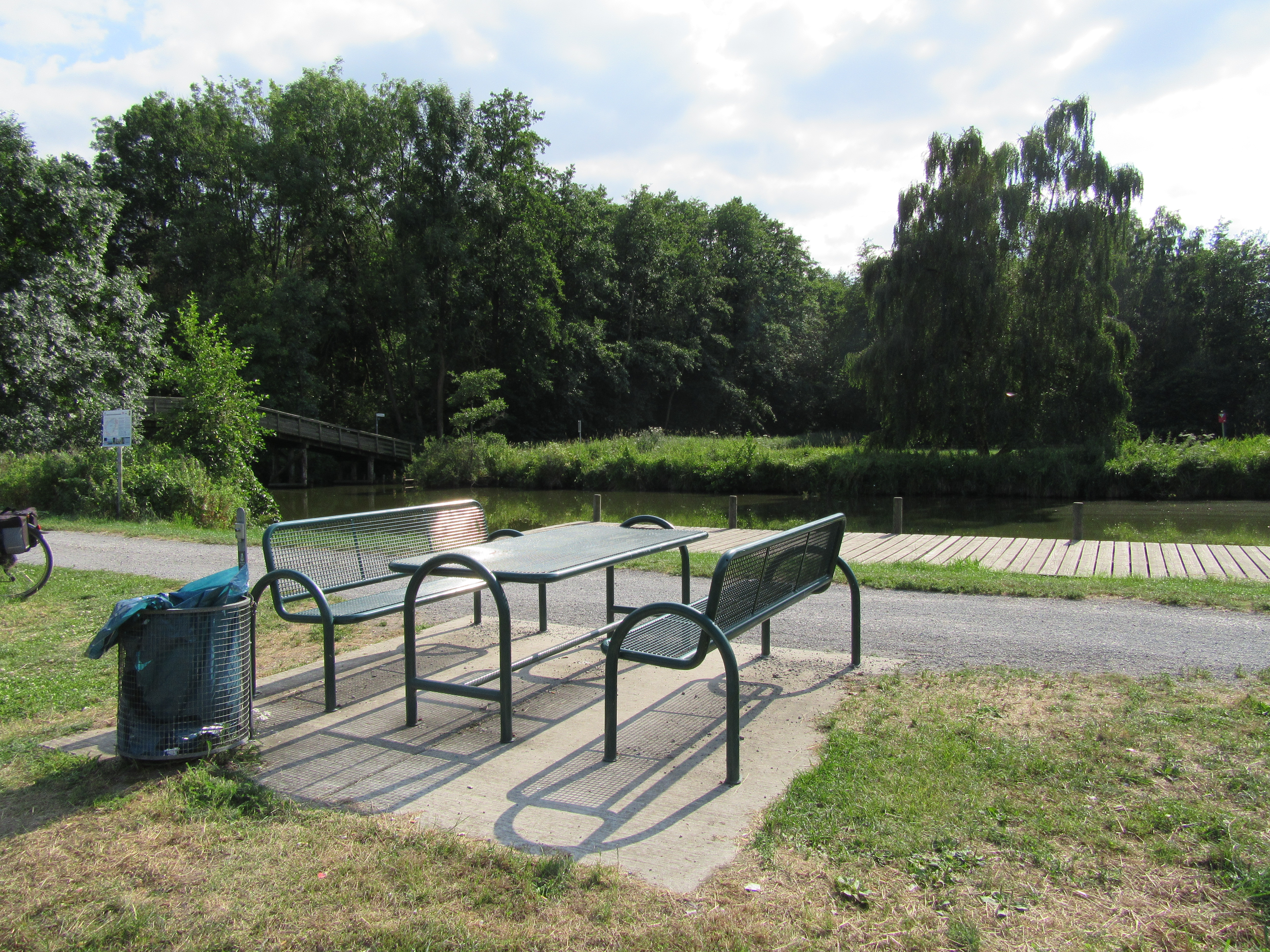 Picknick am Hagenburger Kanal / Brücke vor dem Hagenburger Schloß