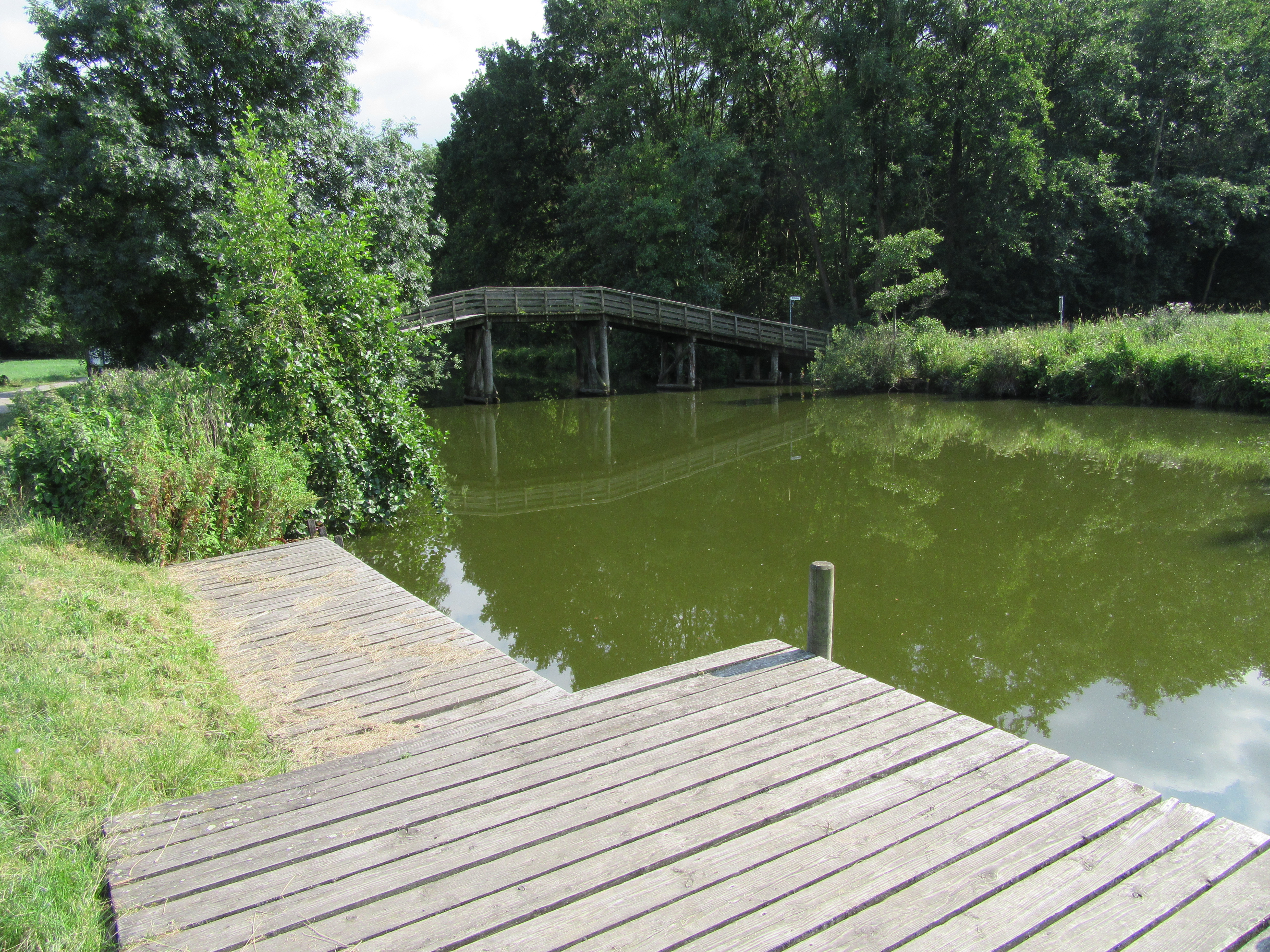 Picknickplatz mit Blick auf die Brücke Hagenburger Kanal vor dem Schloß