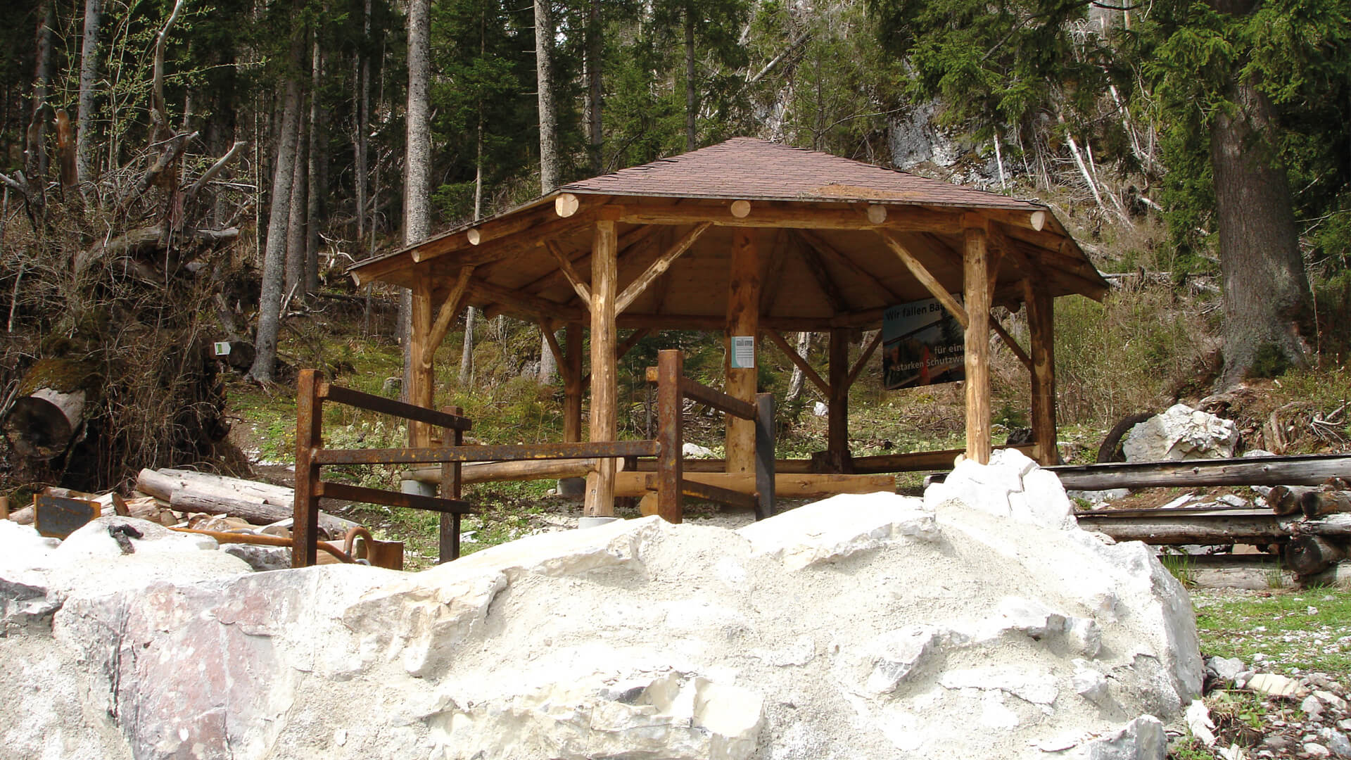 naturpark-diemtigtal-feuerstelle-waldpavillon-anlage
