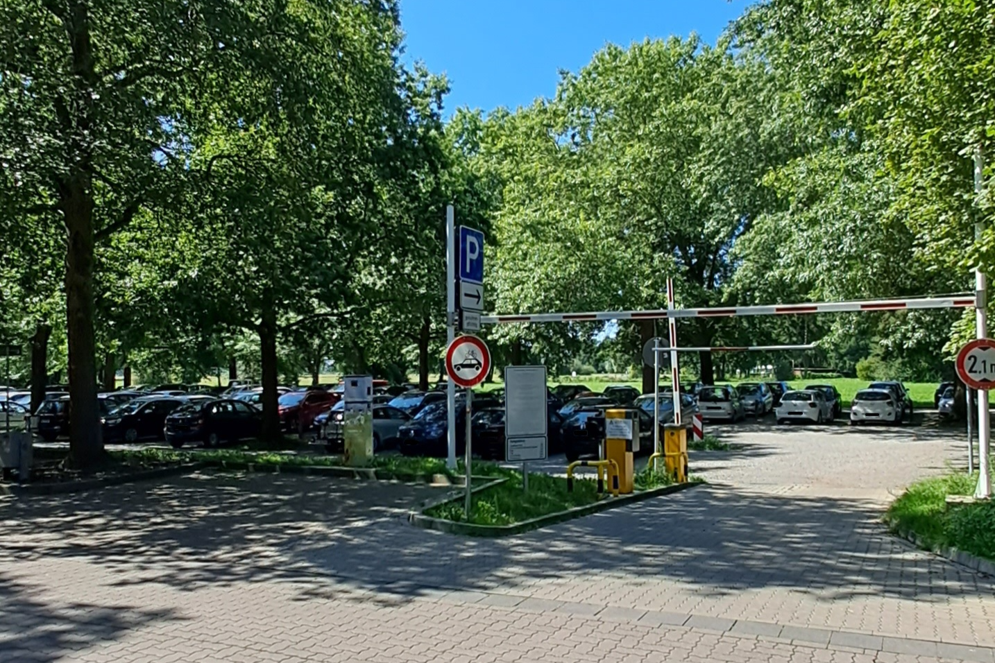 Parkplatz Bruchdamm Durchfahrt Schrankenanlage