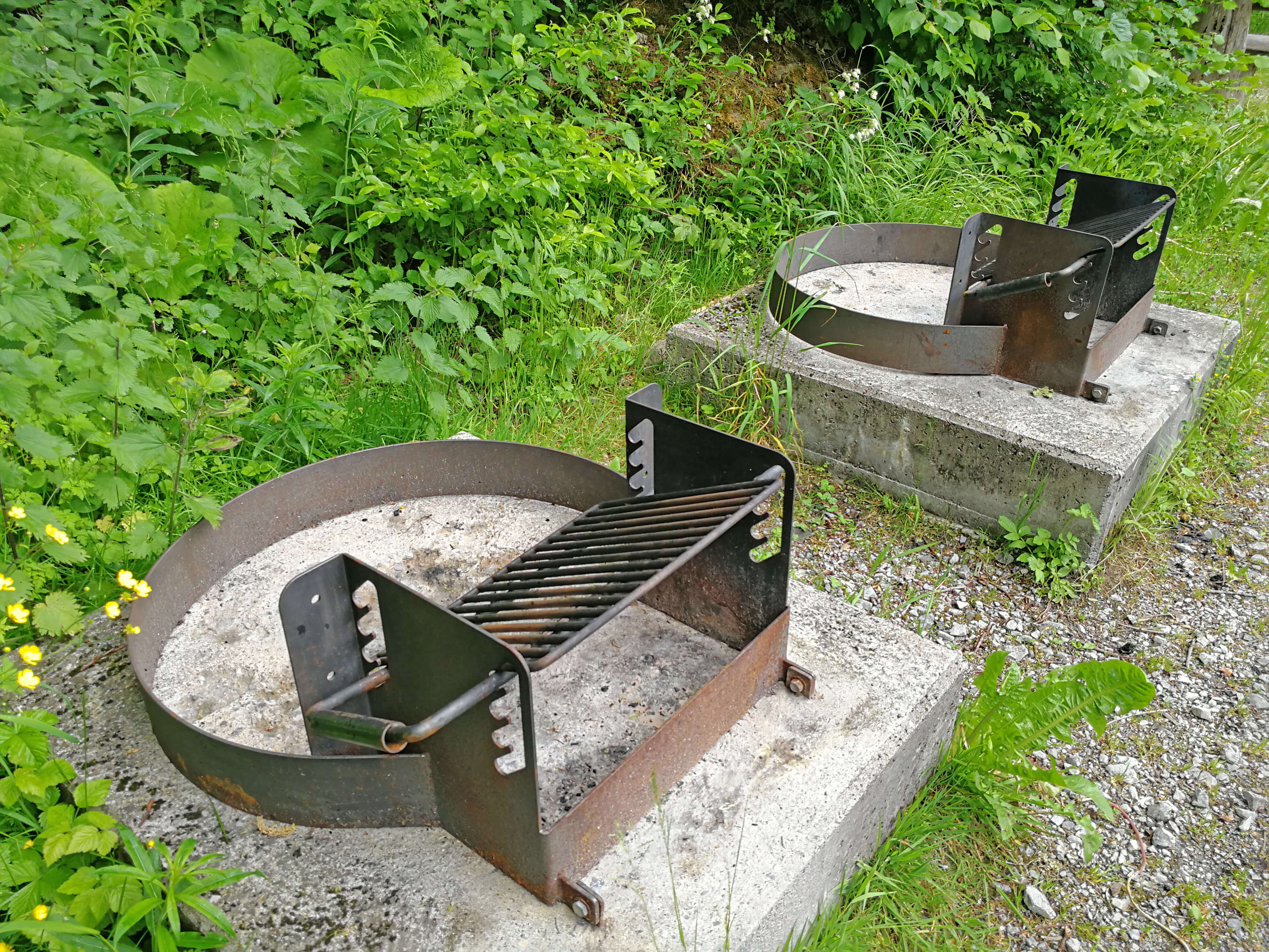 Several fireplaces for barbecuing