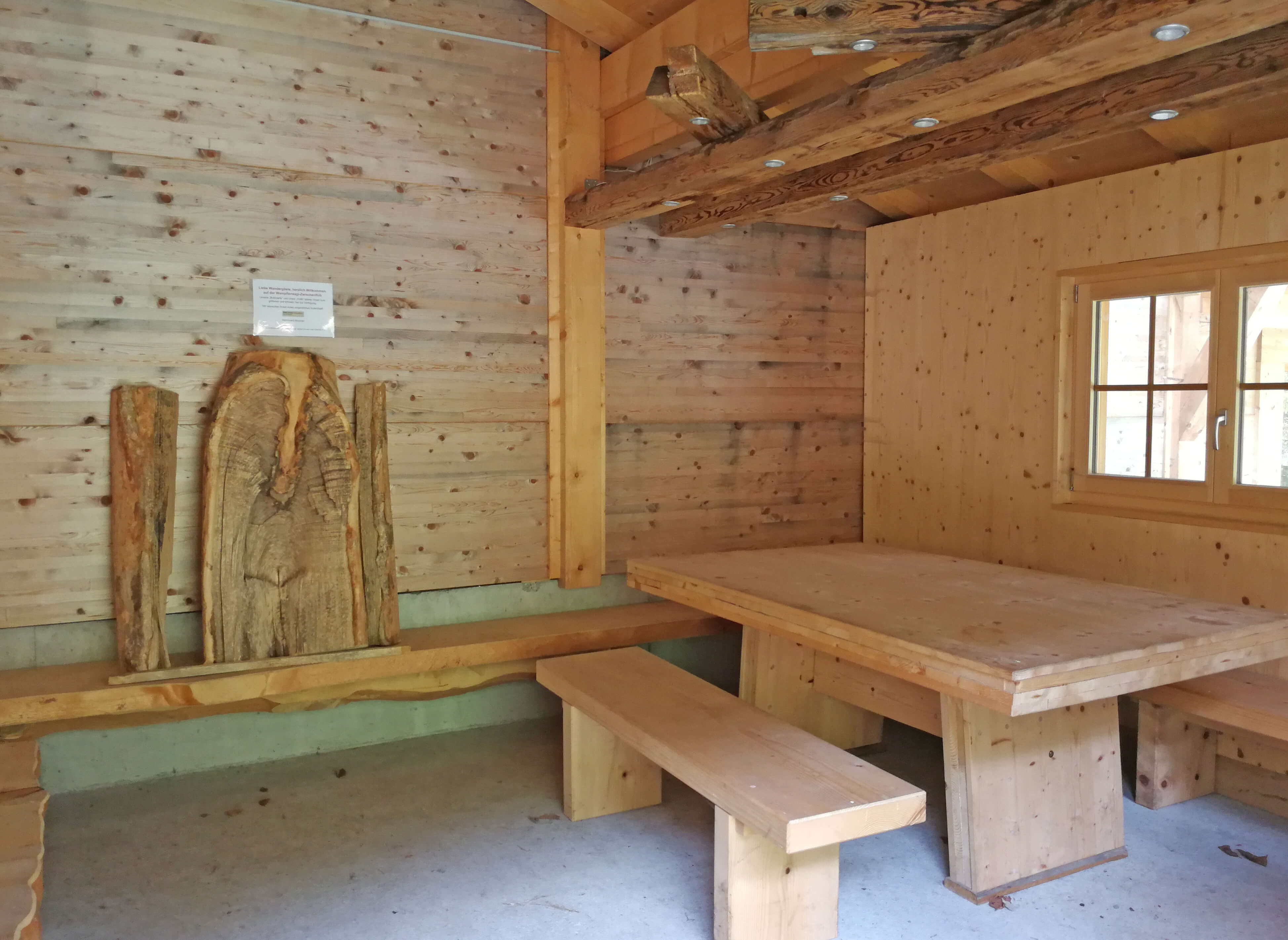 Grosser Tisch im Innern der Hütte
