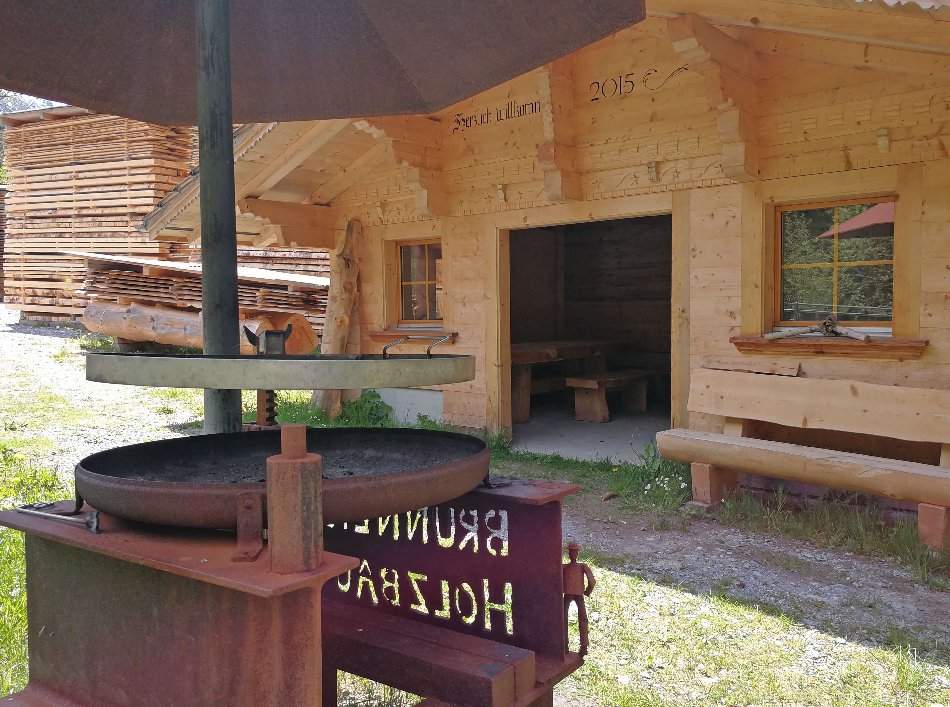 Grillstelle mit Eingang zur Hütte