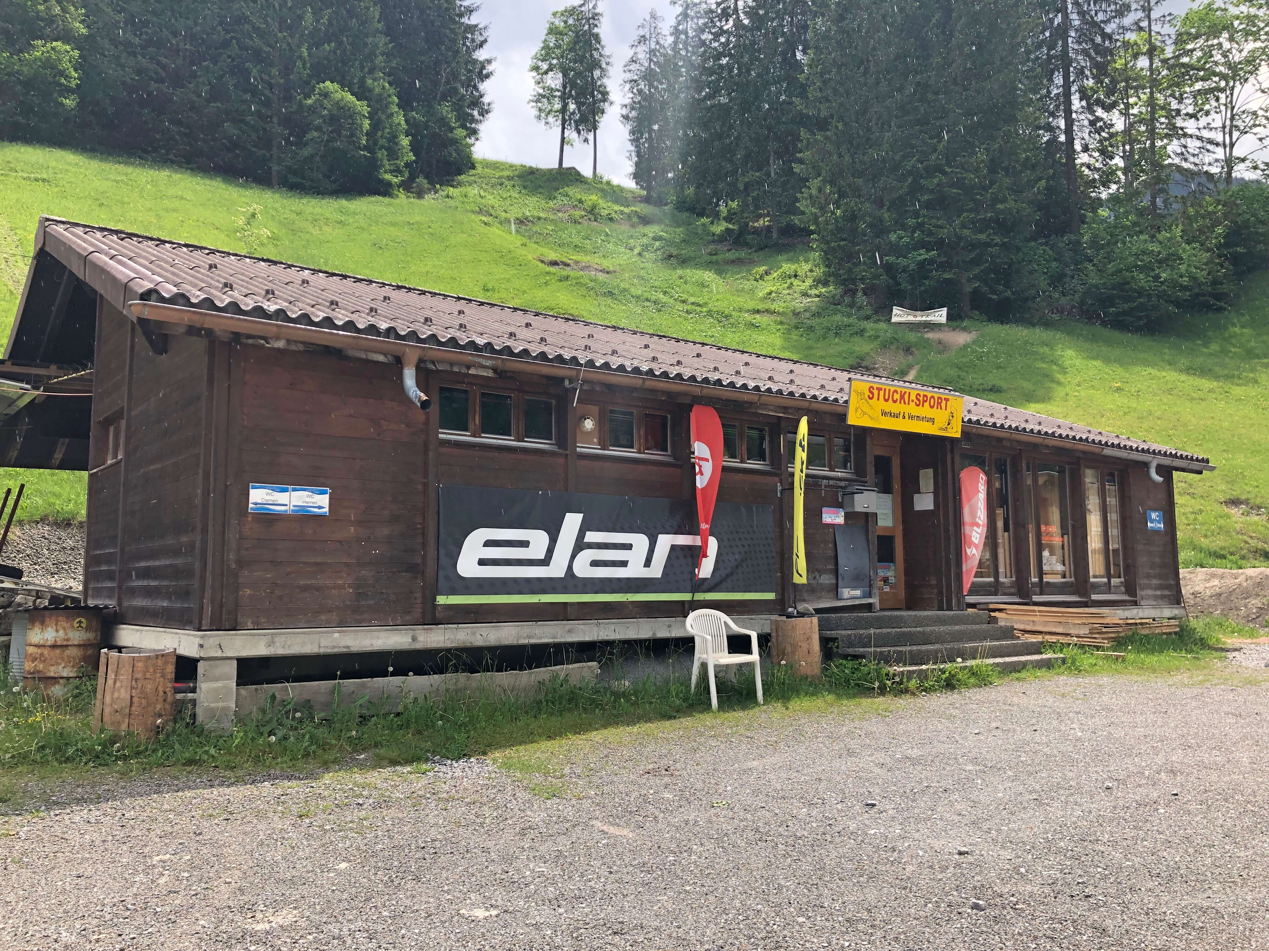 Das Geschäft von Stucki-Sport direkt bei der Talstation der Wiriehornbahnen