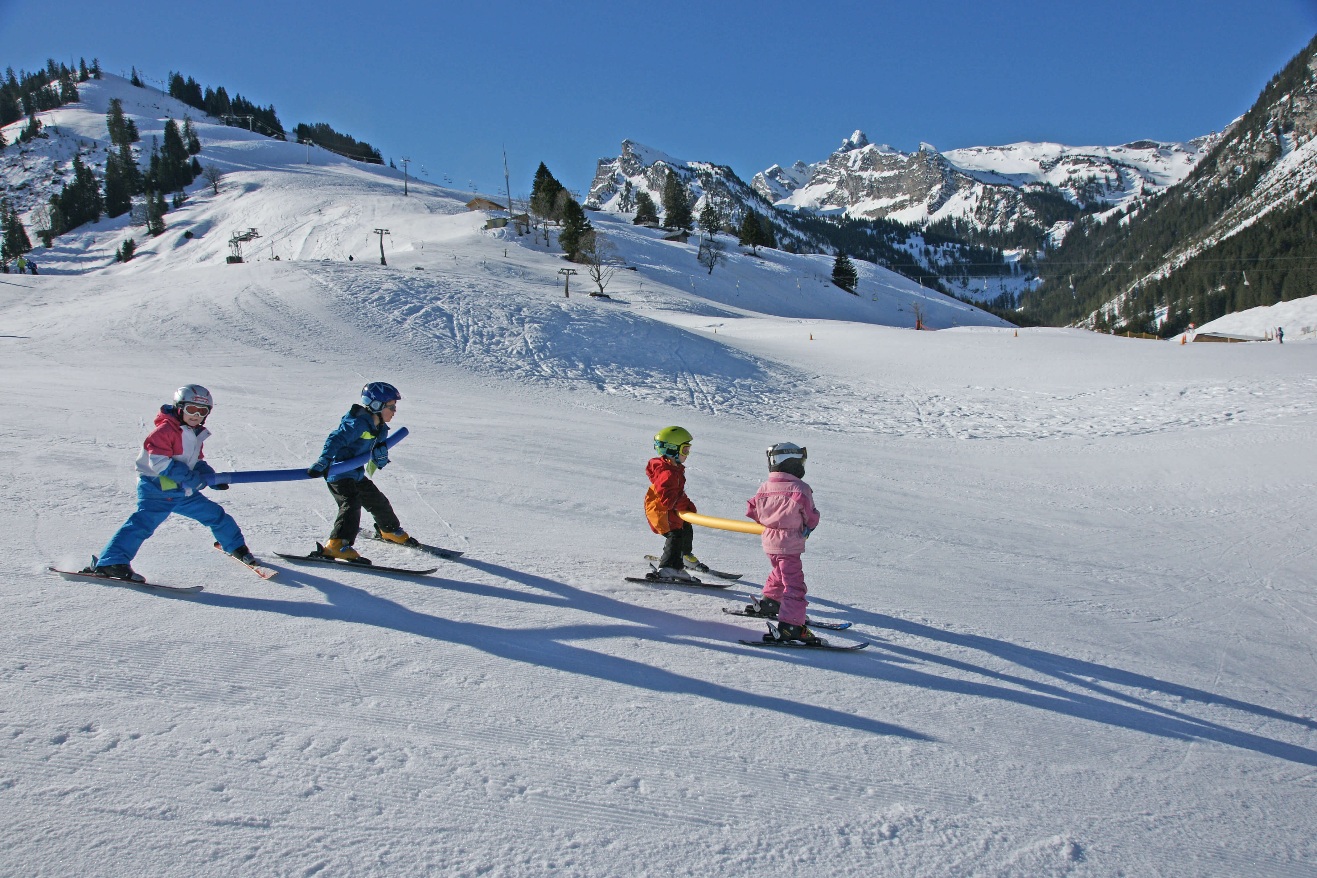 Spass mit anderen Kindern in der Skischule Grimmialp