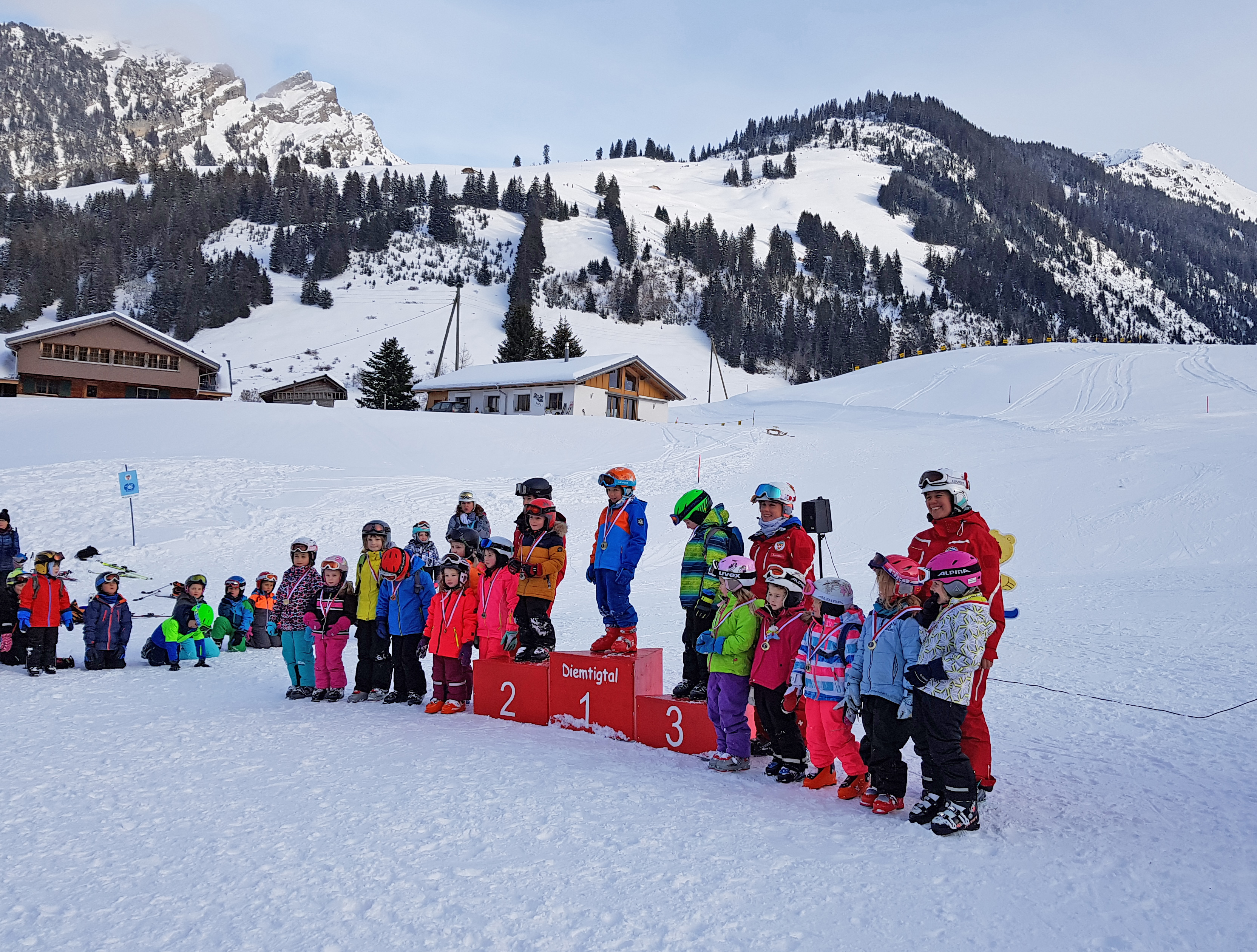 Stolze Kinder an der Rangverkündigung vom Skischulrennen