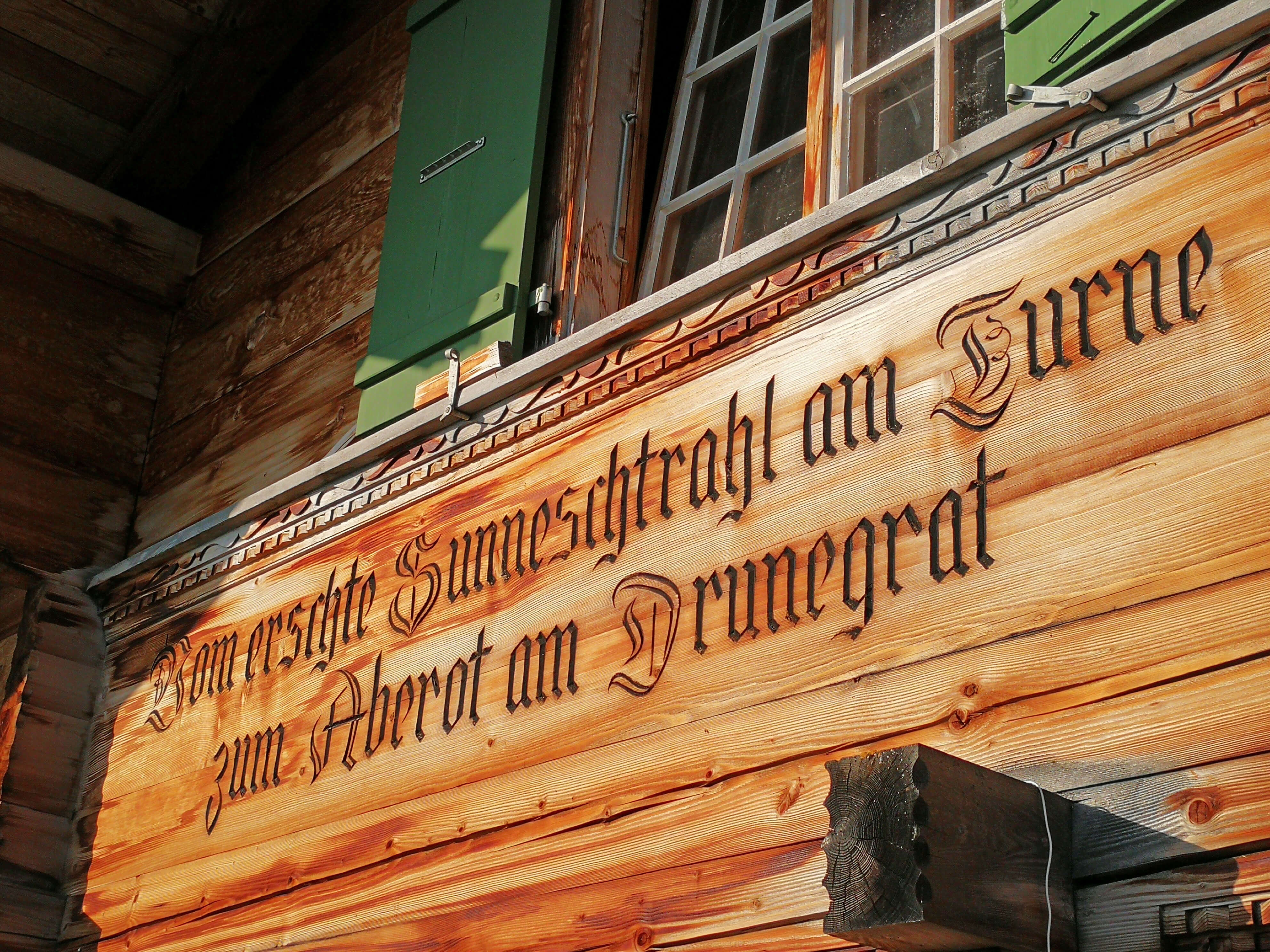 Slogan on the house wall of the «Menigwald» mountain hut