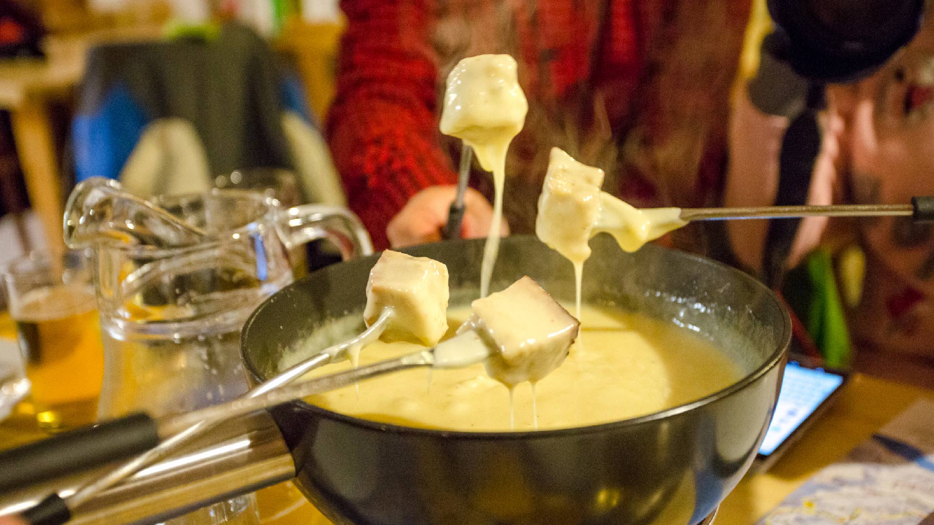 outdoor-interlaken-schlitteln-fondue-nachtessen-lecker