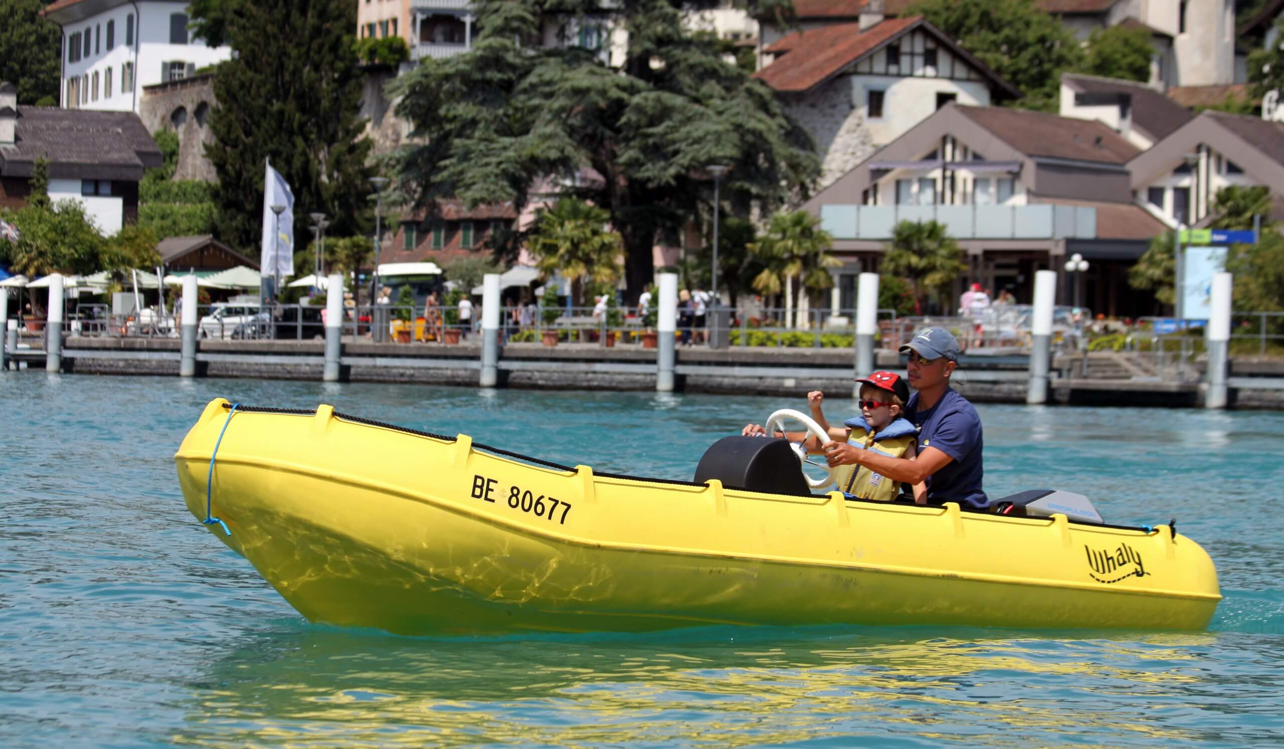 segelschule-thunersee-bucht-spiez-motorboot-sommer