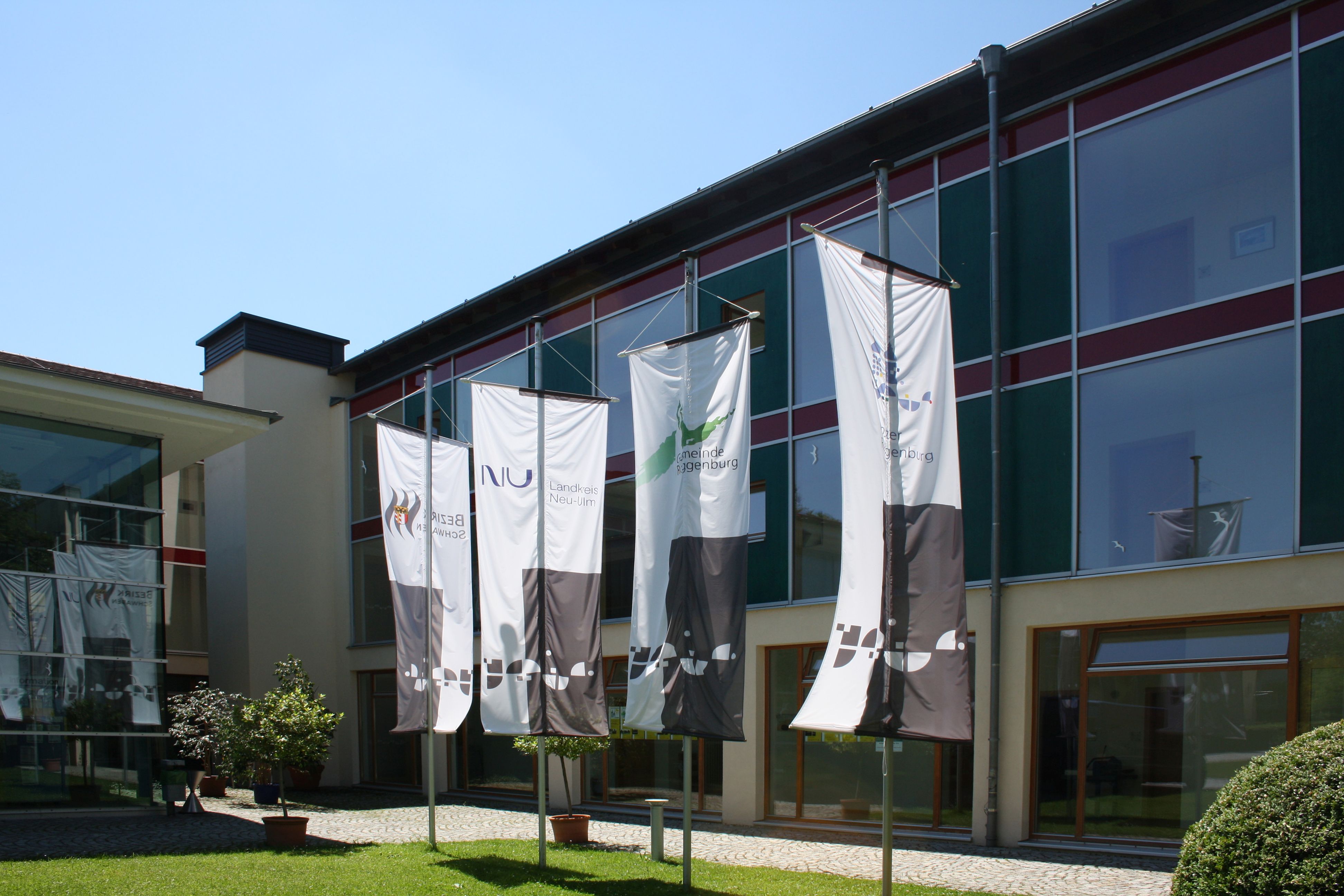 Eingang Bildungszentrum mit Fahnen©Landkreis Neu-Ulm.jpg