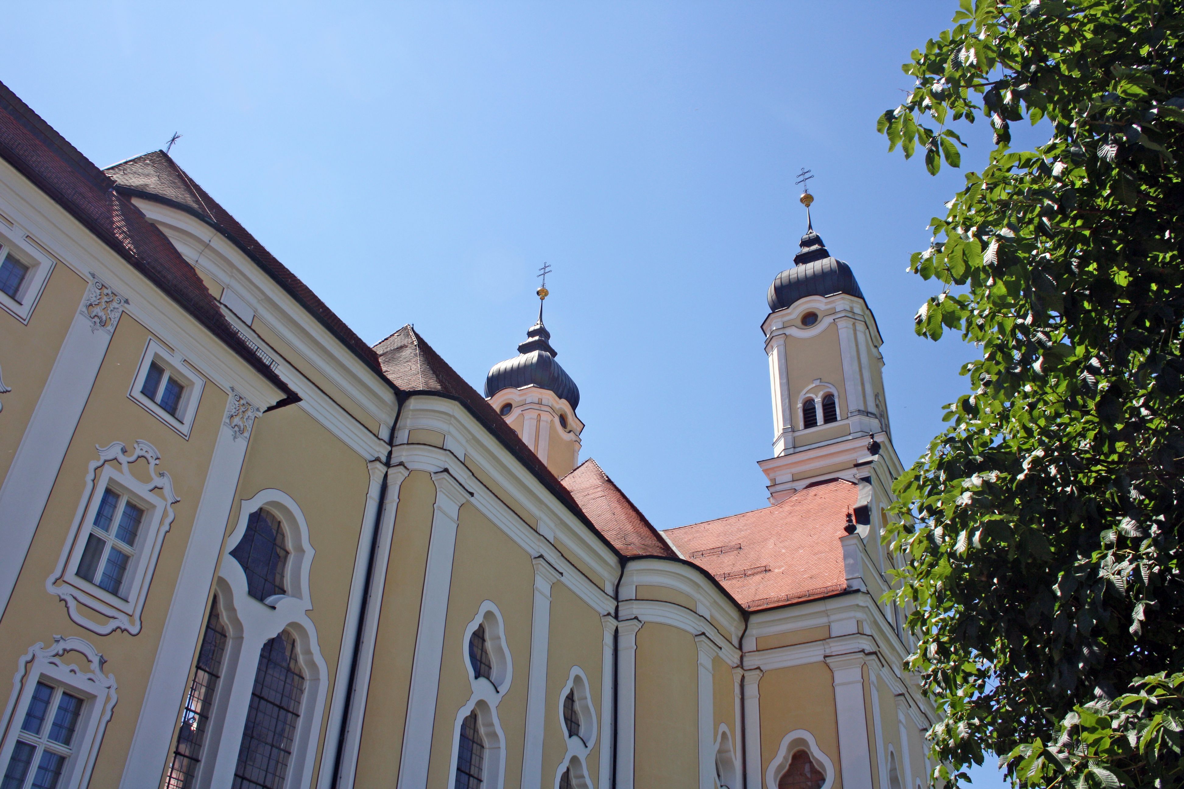 Klosteranlage mit Türmen©Landkreis Neu-Ulm.jpg