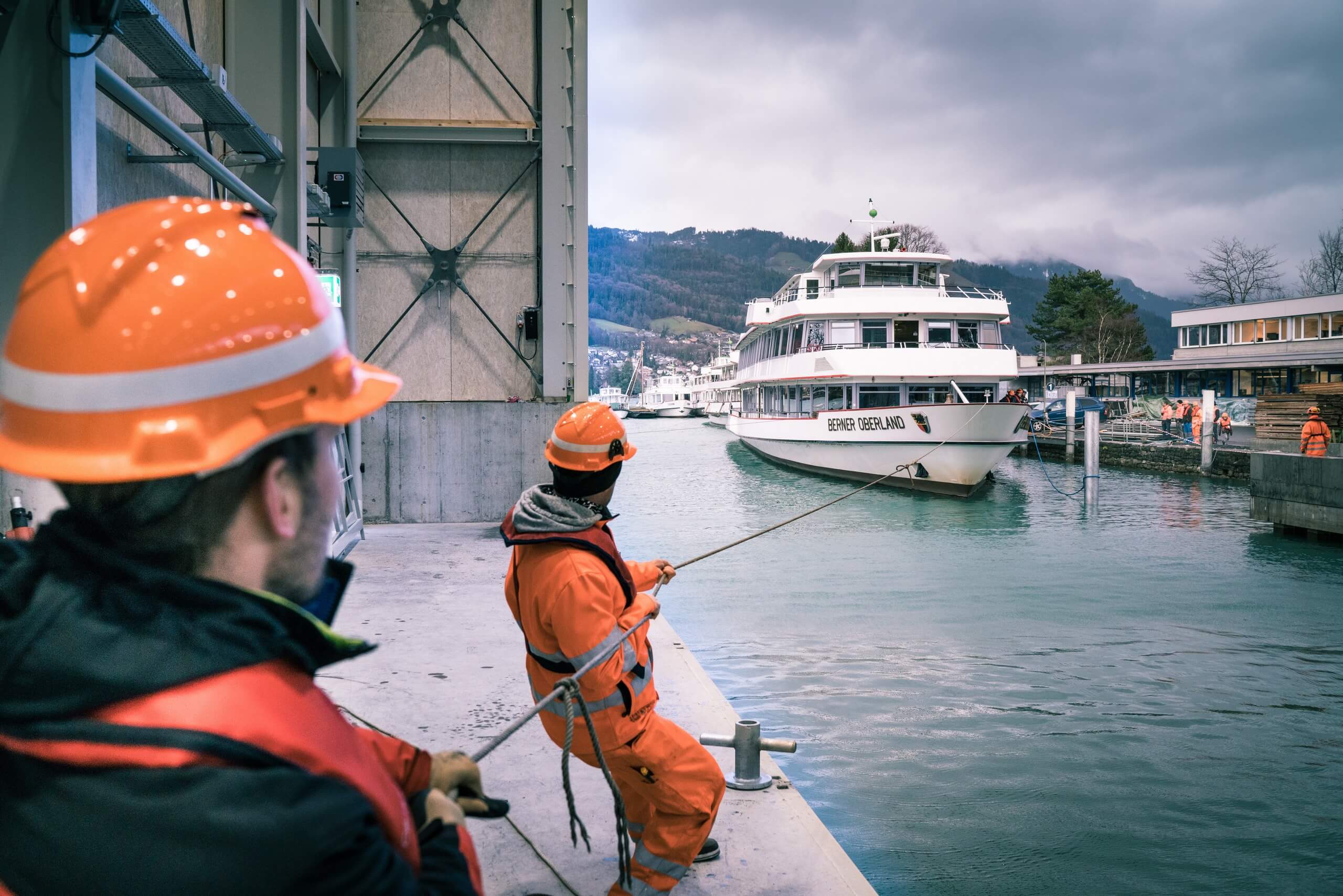 thun-bls-werftanlage-mitarbeiter-motorschiff-auswassern