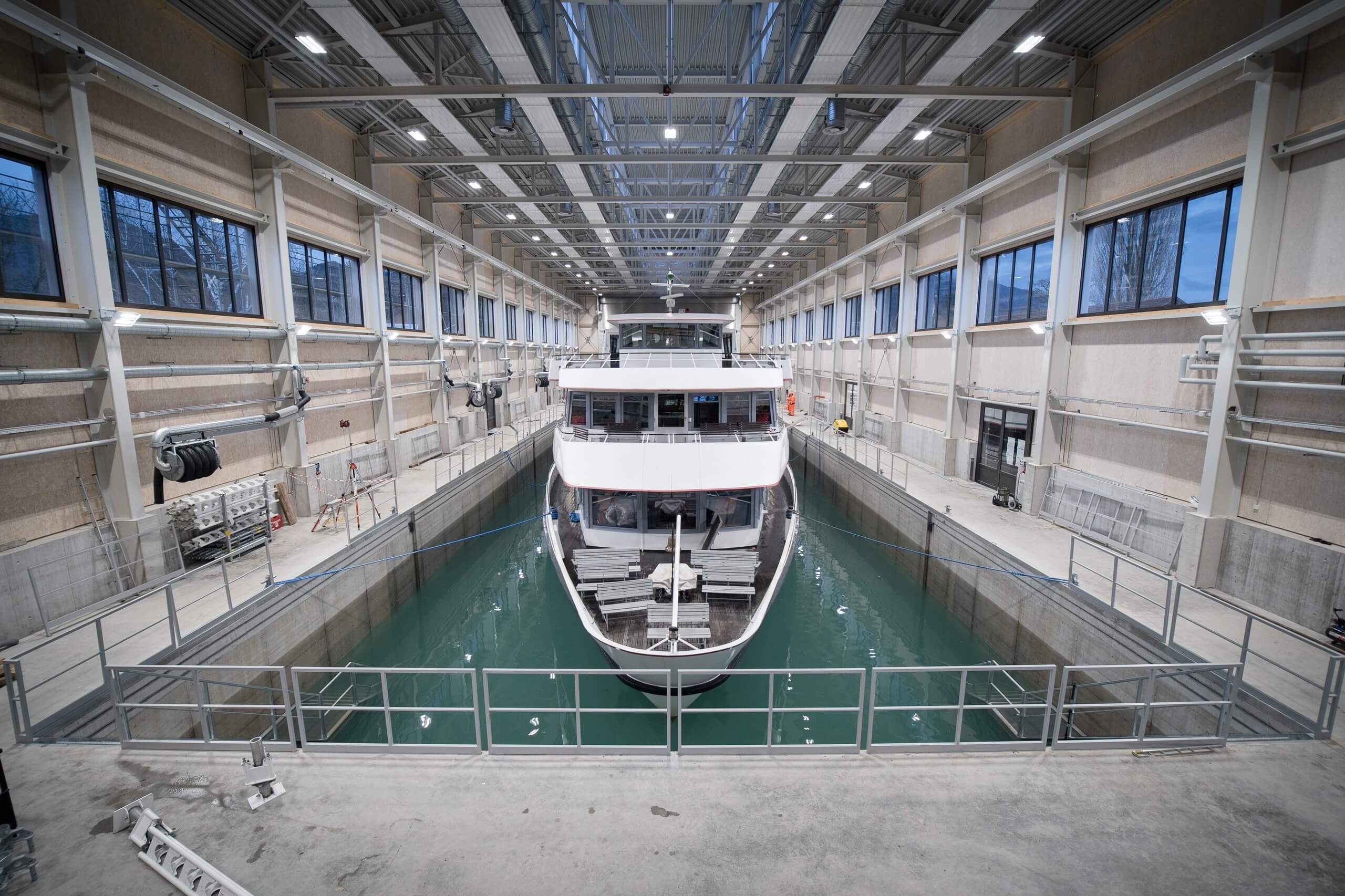 thun-bls-werft-motorschiff-auswassern