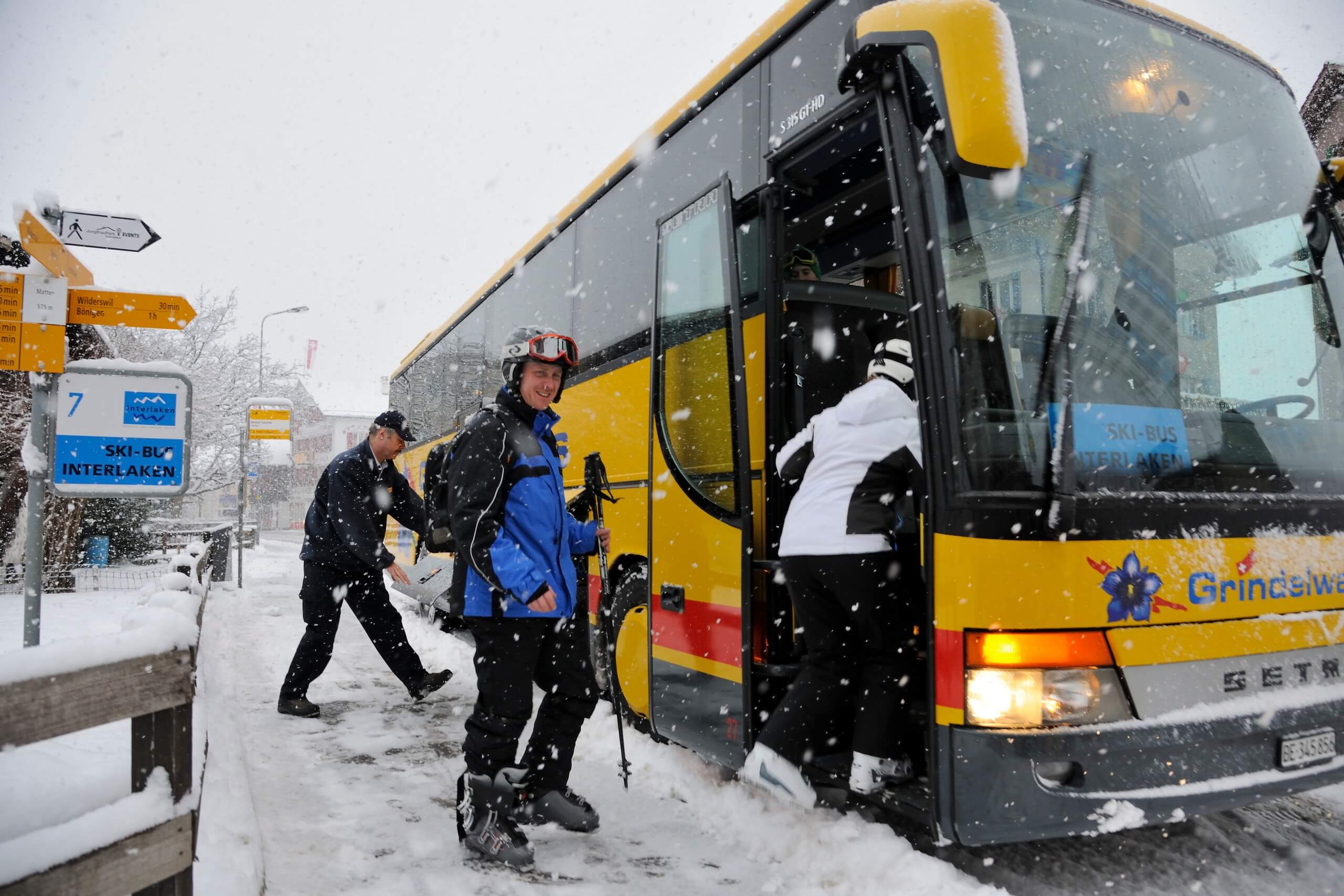 interlaken-skibus-winter-haltestelle-matten-einsteigen