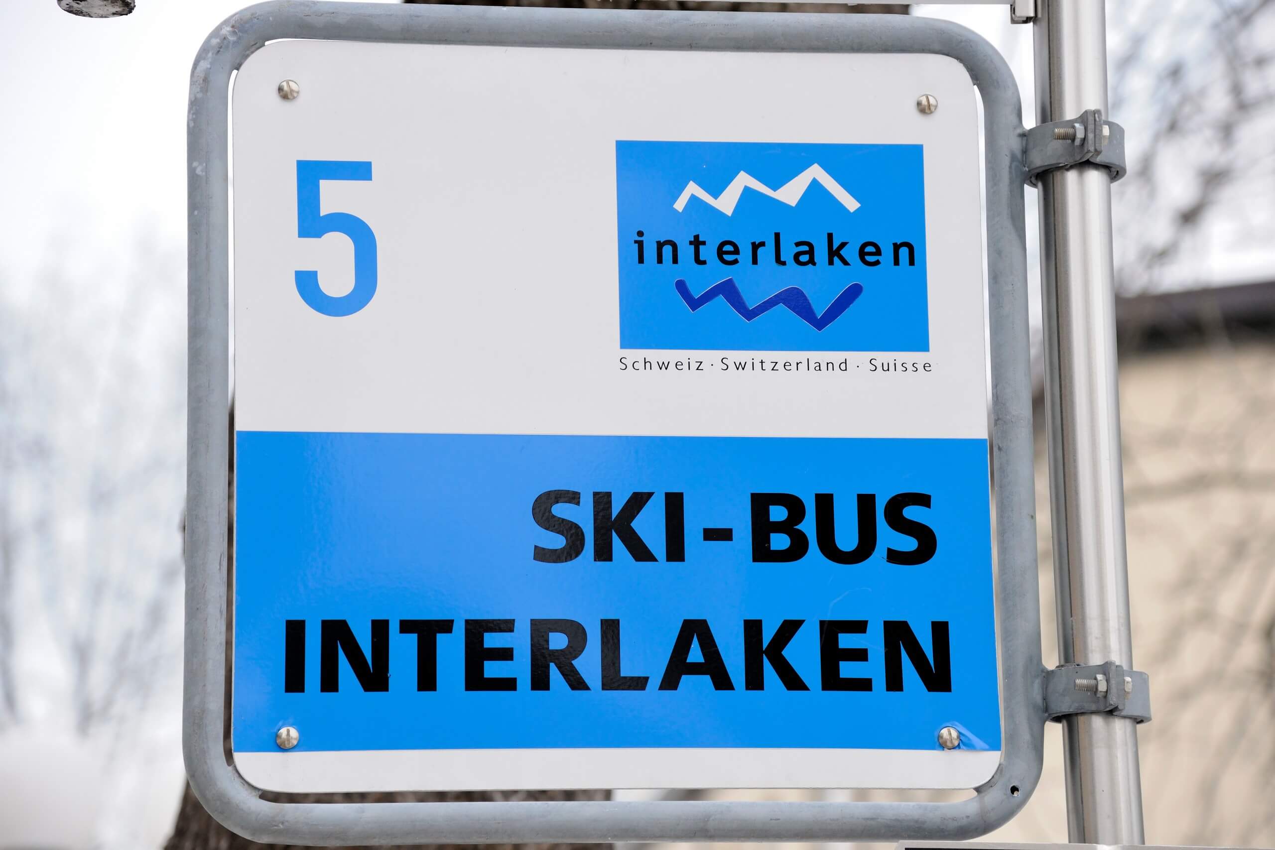 interlaken-skibus-winter-haltestelle-schild