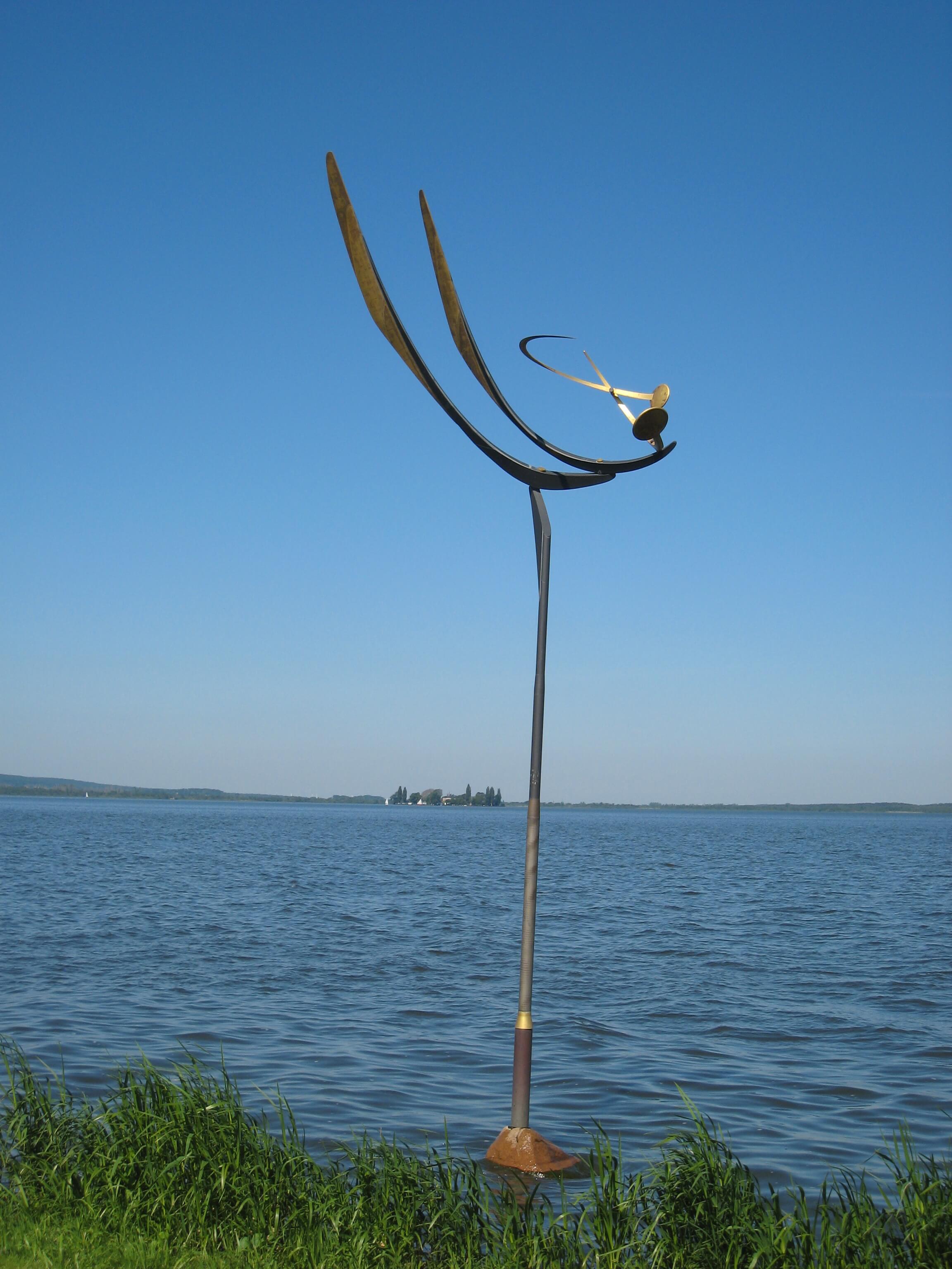 Tanz der Winde mit Insel Wilhelmstein im Hintergrund